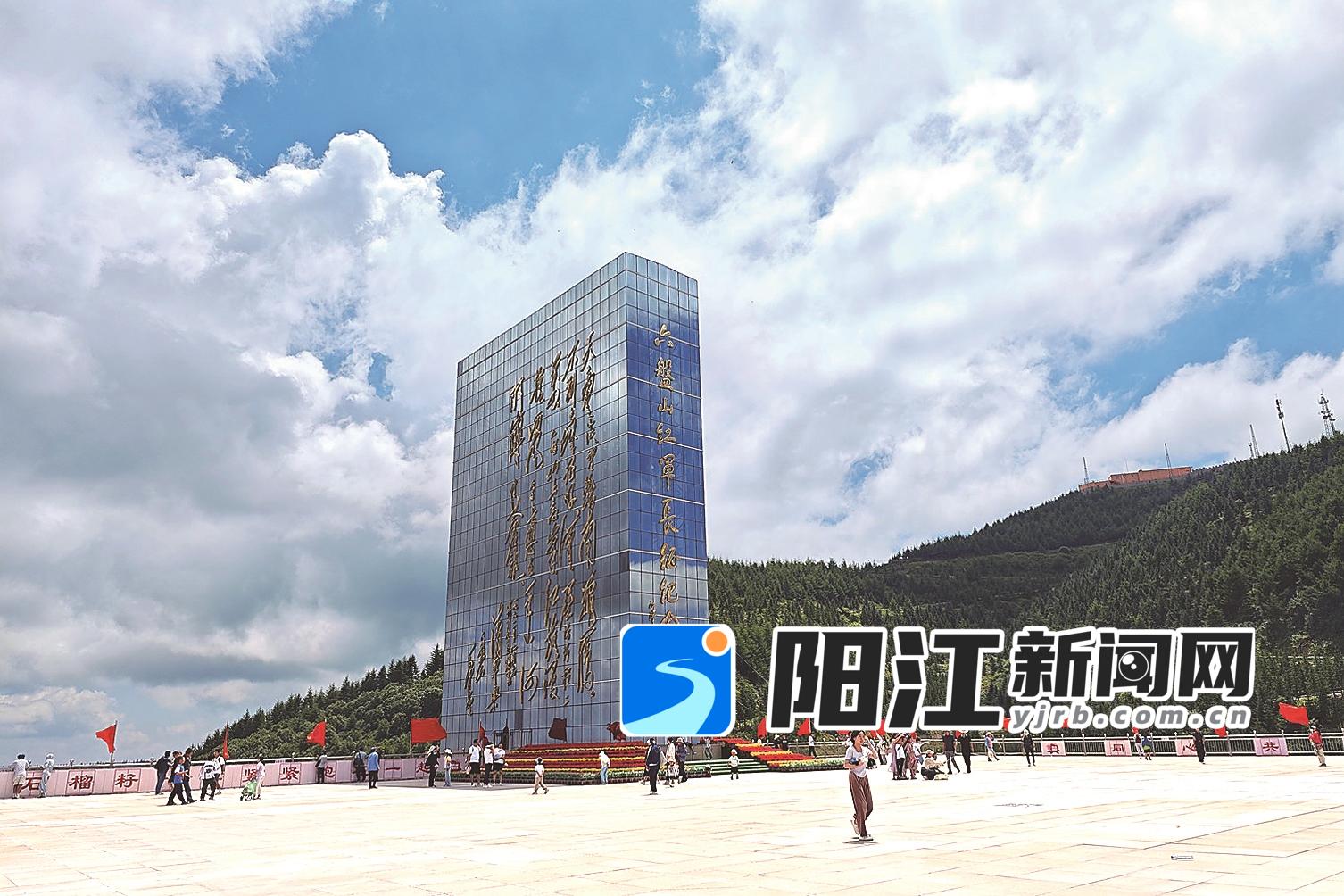 六盘山长征纪念碑。