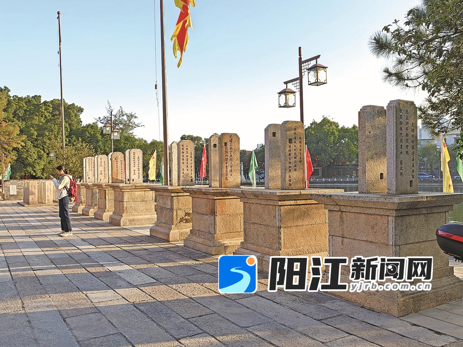 区氏宗祠前的旗杆夹石非常耀眼。