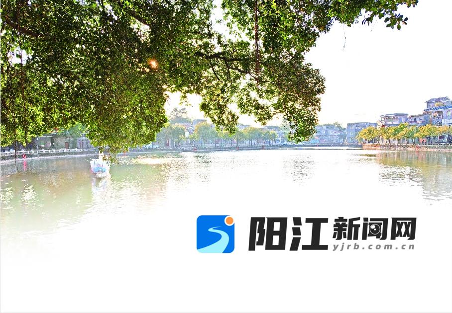 月池映照古村,如诗如画。