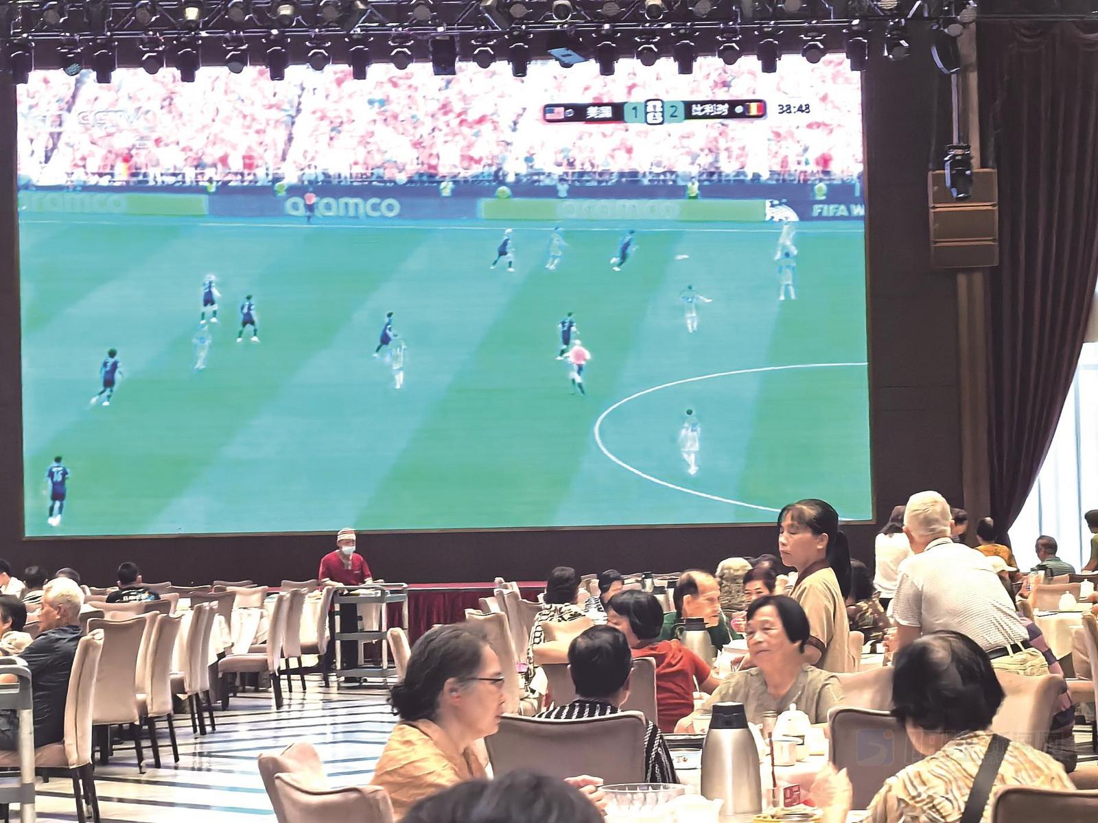 酒店推出观赛服务,市民边叹早茶边看世界杯。 陈海涛 摄