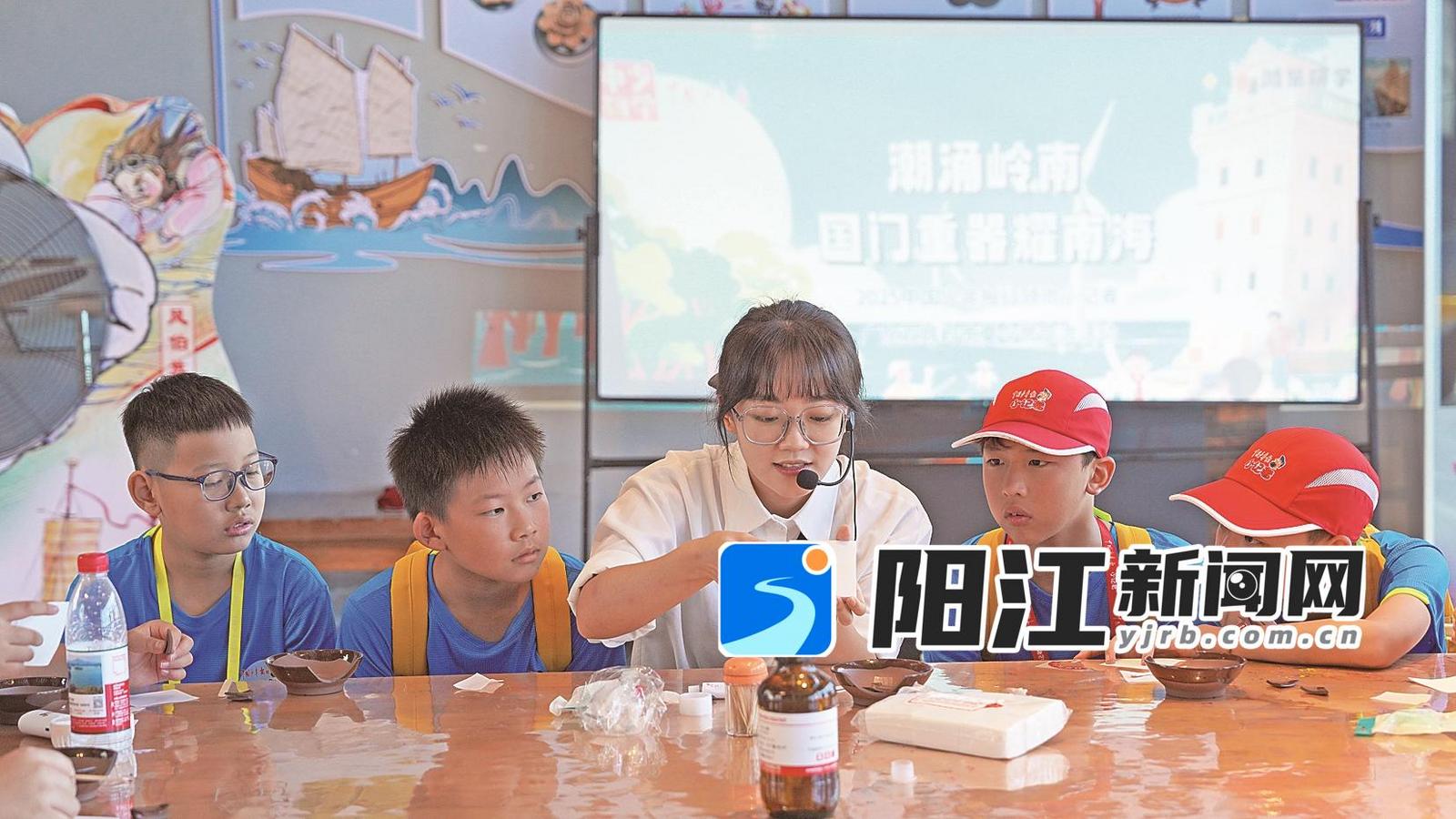 海丝馆工作人员向学生讲解文物修复知识。