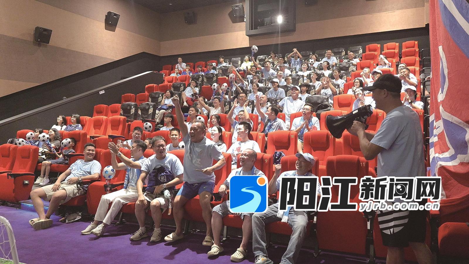 观赛的球迷为喜爱的球队呐喊助威。(视频截图)李凯 摄