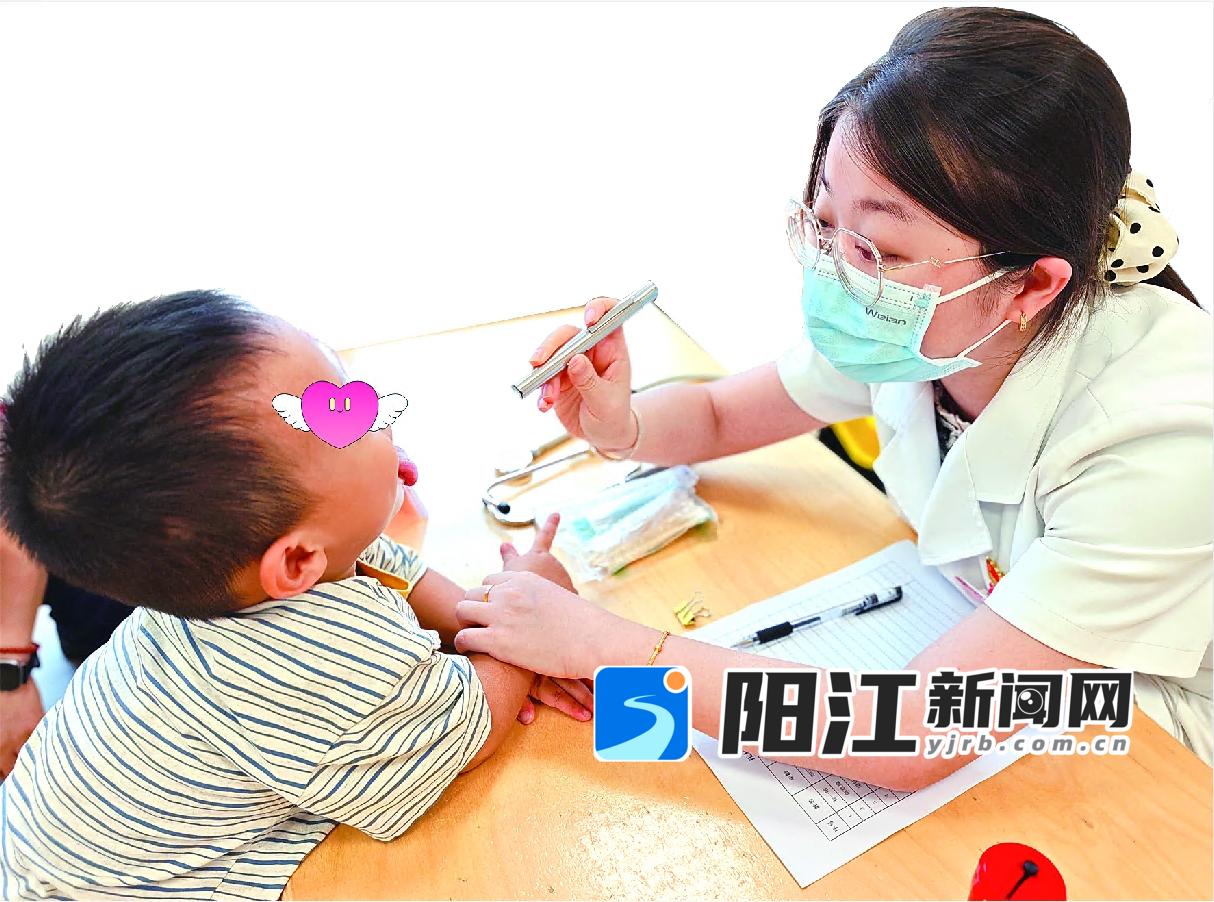陈仕在义诊中为儿童看诊。 妇幼 供图