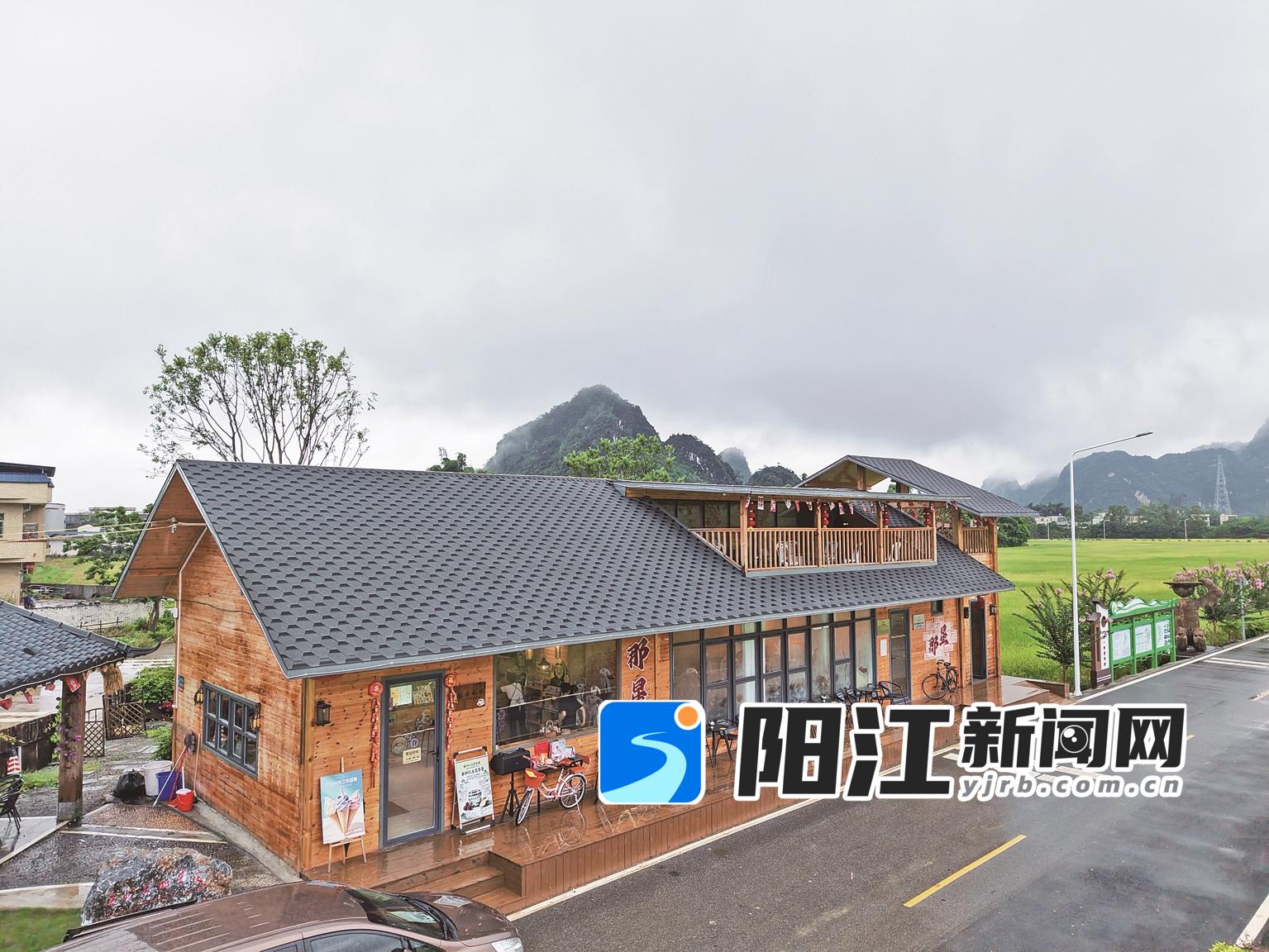 木质结构的咖啡屋,成为阳春那星村的温暖点缀。