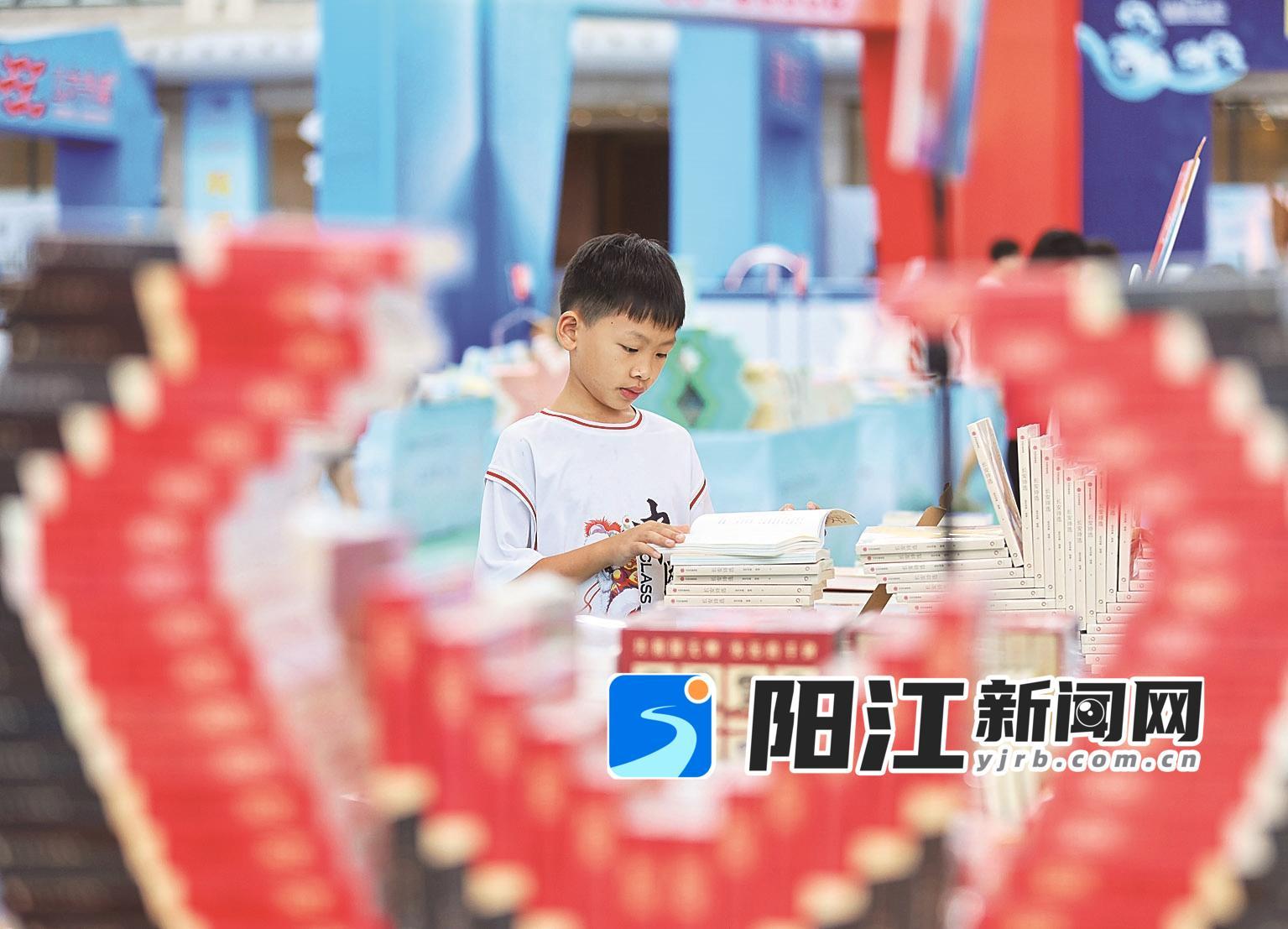 在书店吸收知识的营养。