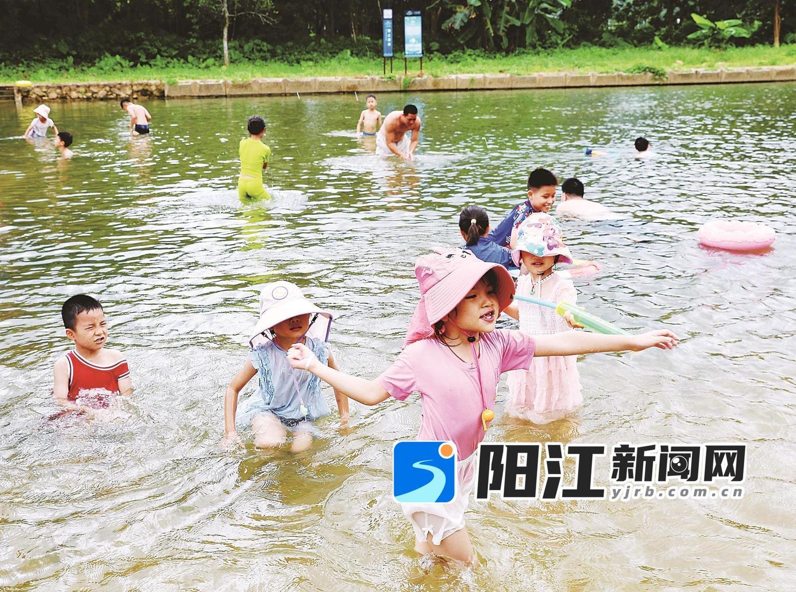 体验大八井岗的清凉。