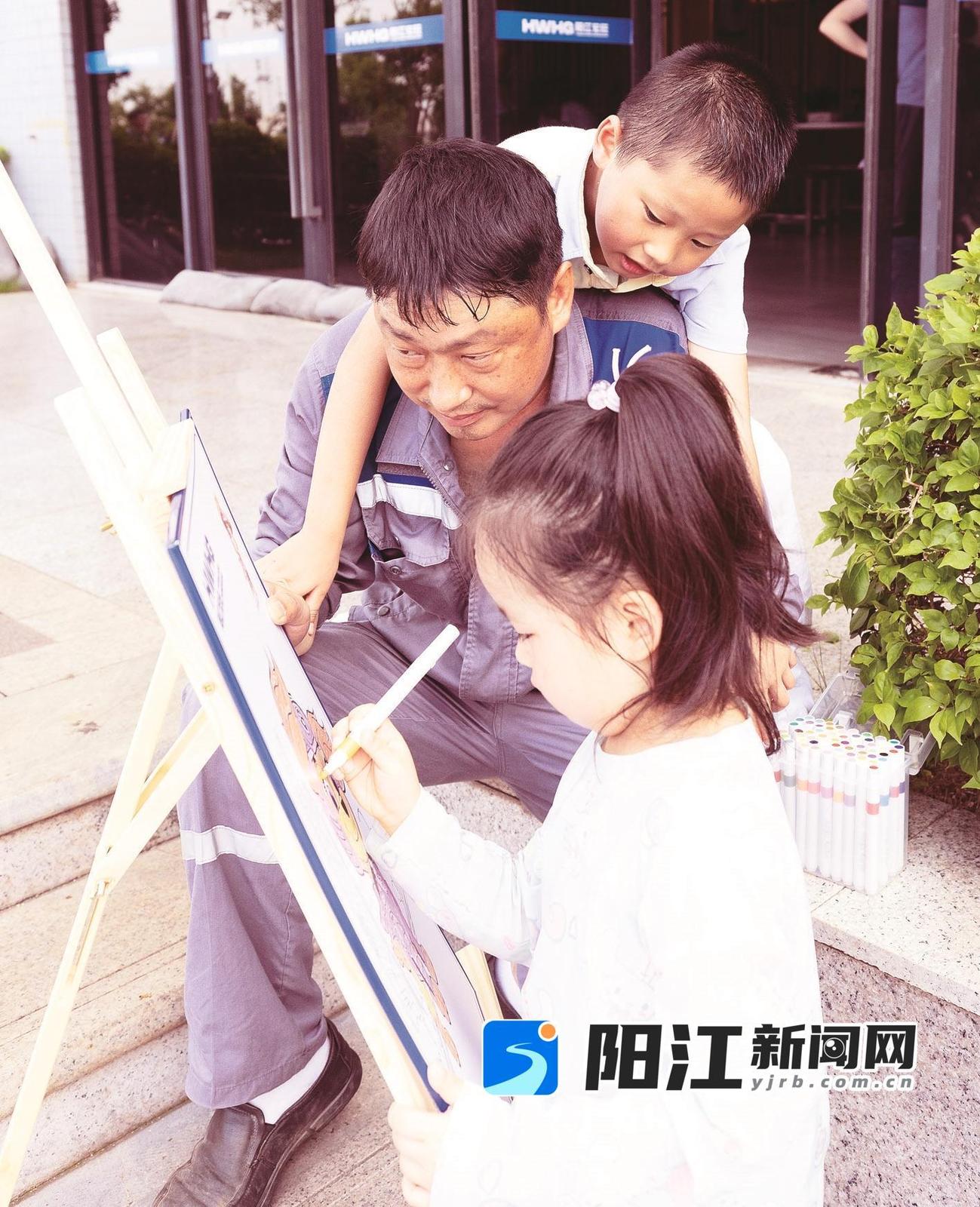 在父亲和弟弟陪伴下专心绘画。