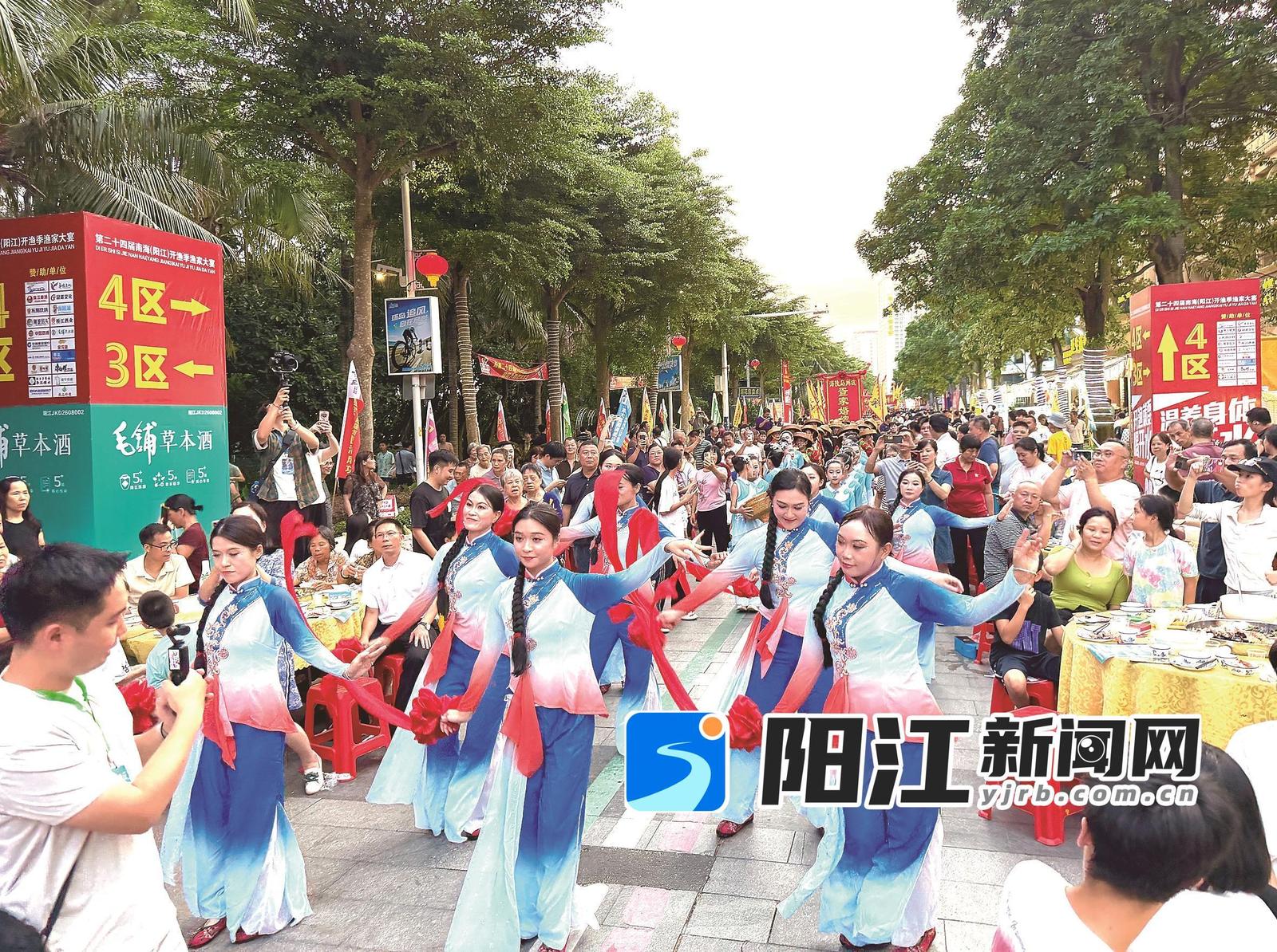 参加渔家大宴的市民、游客一边品尝海鲜大餐,一边观看巡游表演。梁文栋 摄