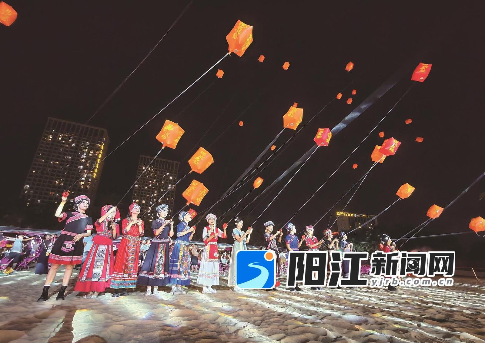 现场人员集体放飞孔明灯。谭文强 摄