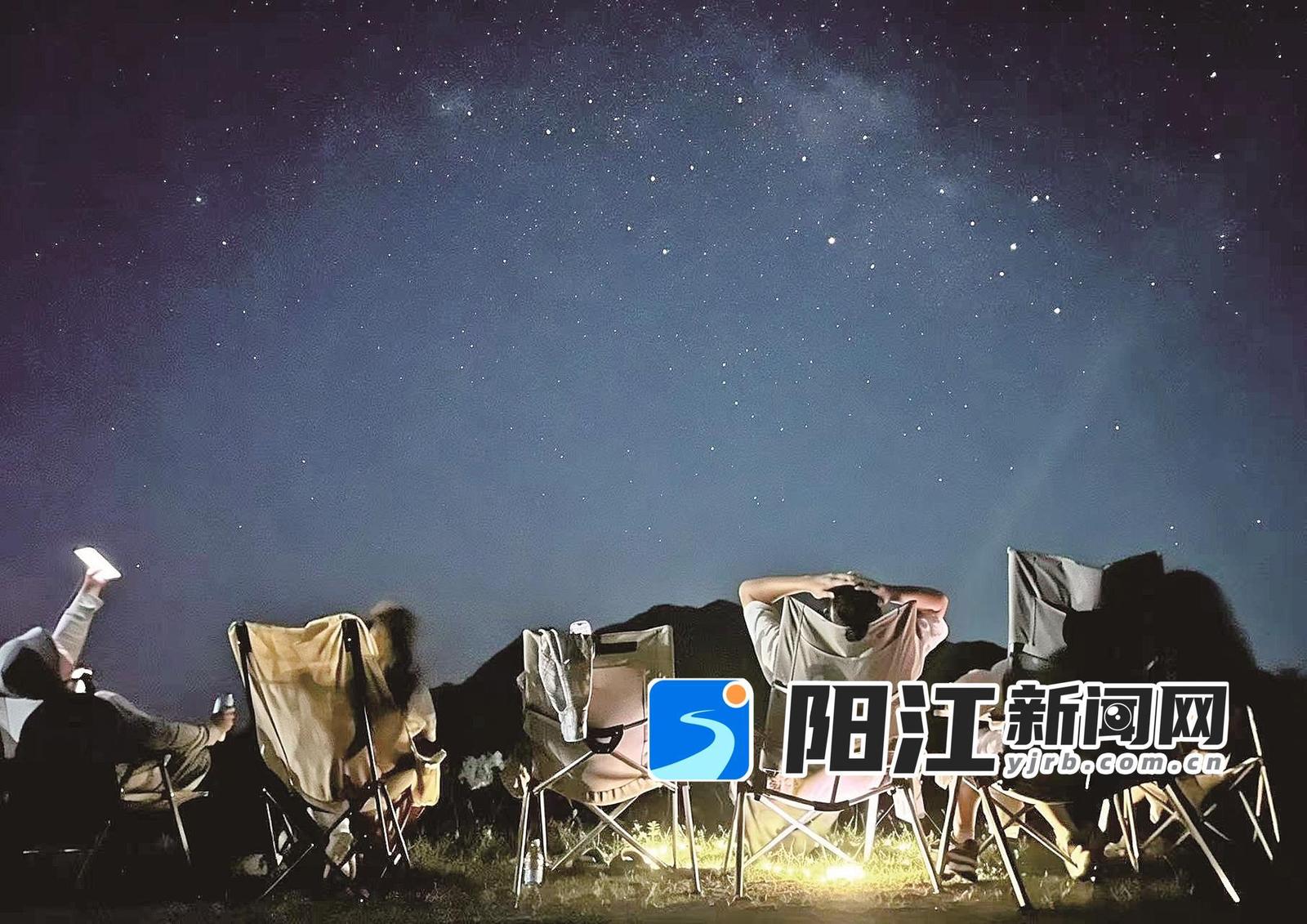阳江天文气象爱好者深夜守候观看漫天繁星。 围记 摄