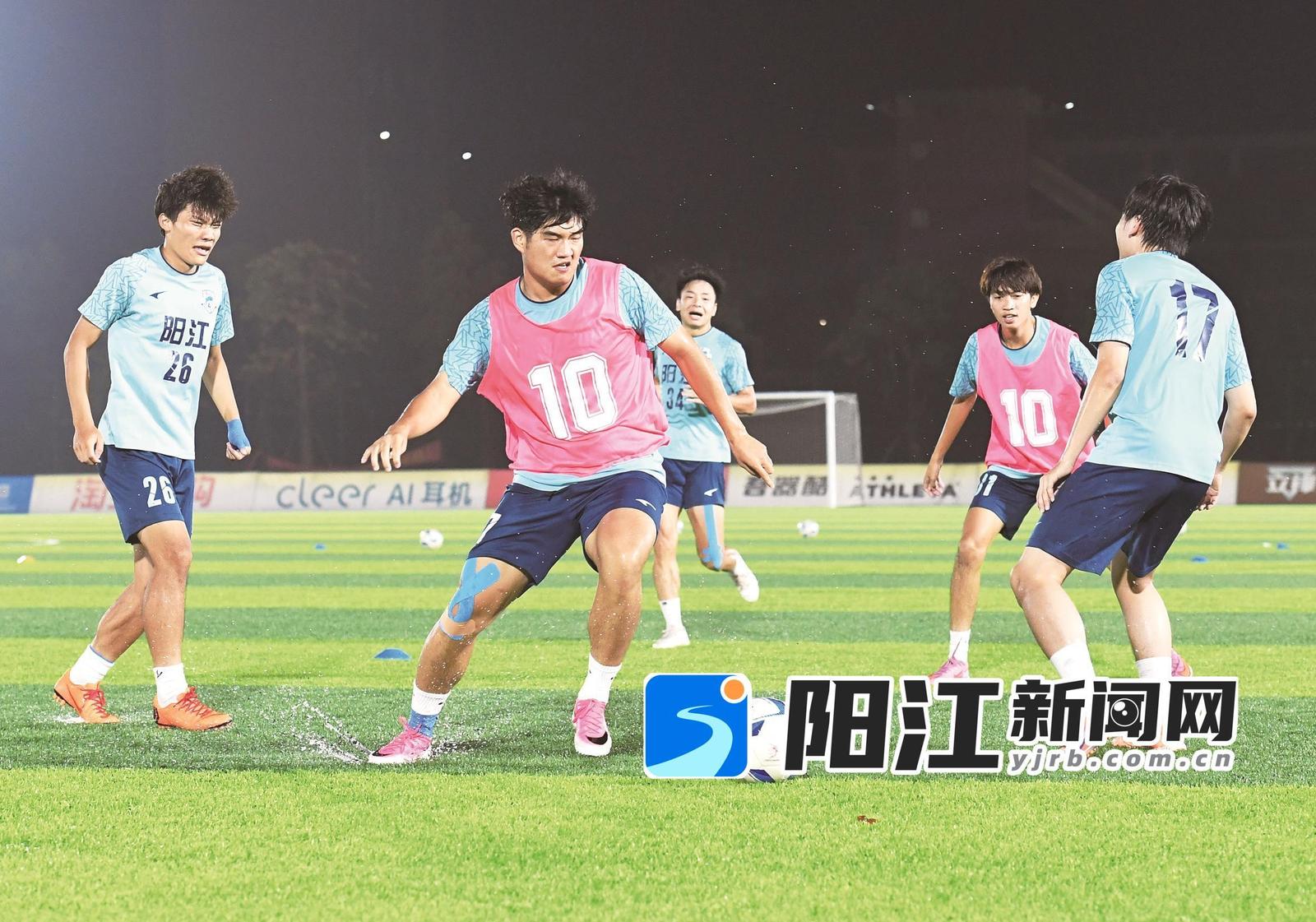 8月18日晚,阳江队员在进行对抗训练。谭文强 摄