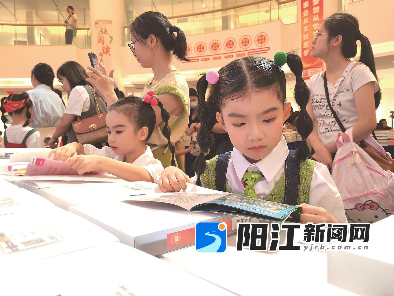 8月20日,小读者在书香节看书。谭文强 摄