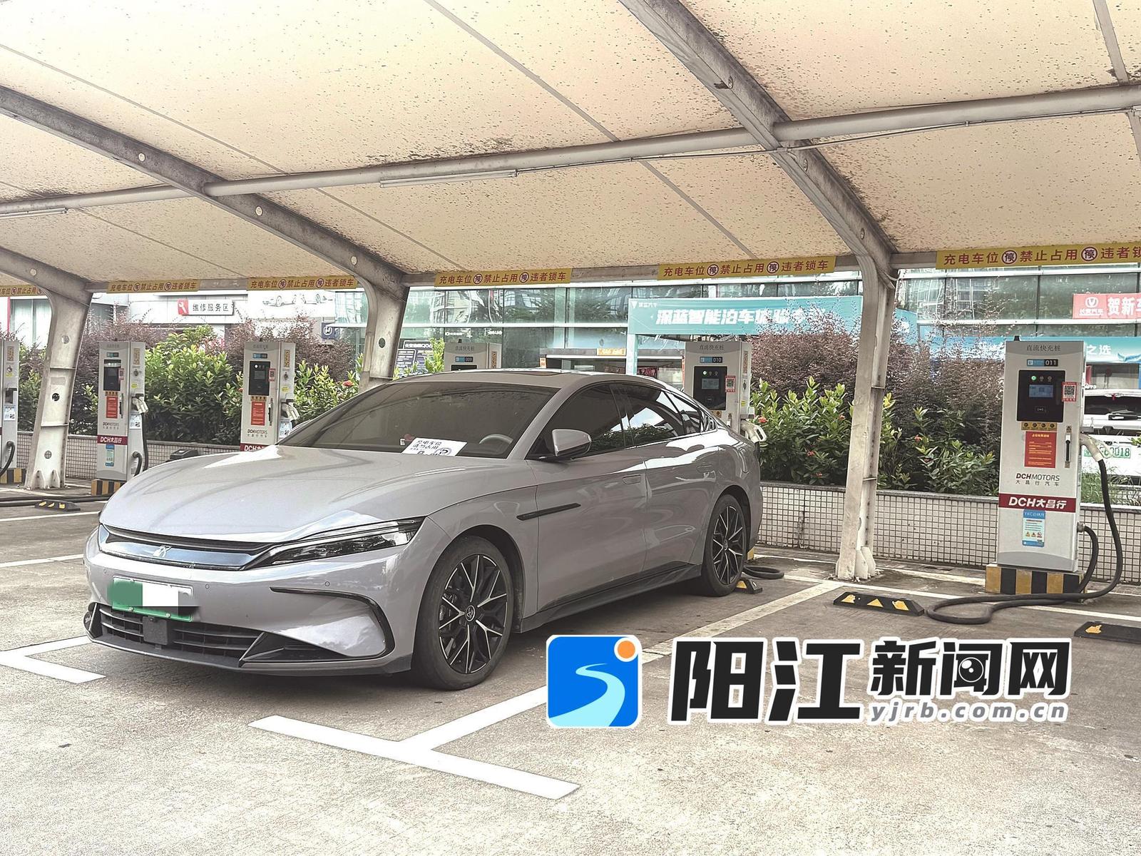 一辆新能源车正在康泰路某充电站充电。张志达 摄