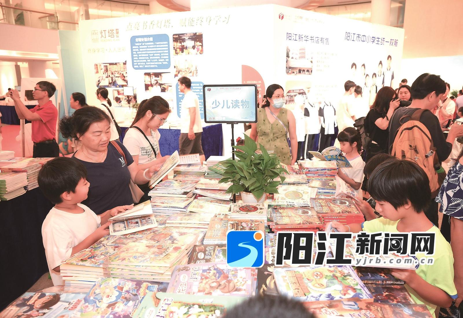 市民读者在书展现场挑选心仪的书籍。梁文栋 摄