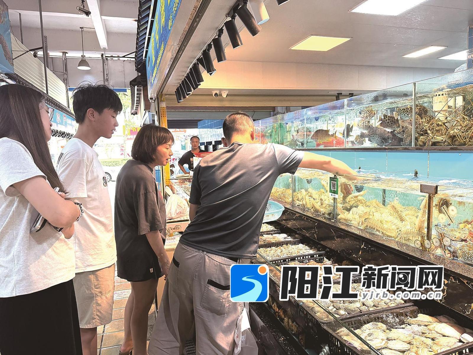 市民正在永新市场挑选皮皮虾。曾宪雯 摄