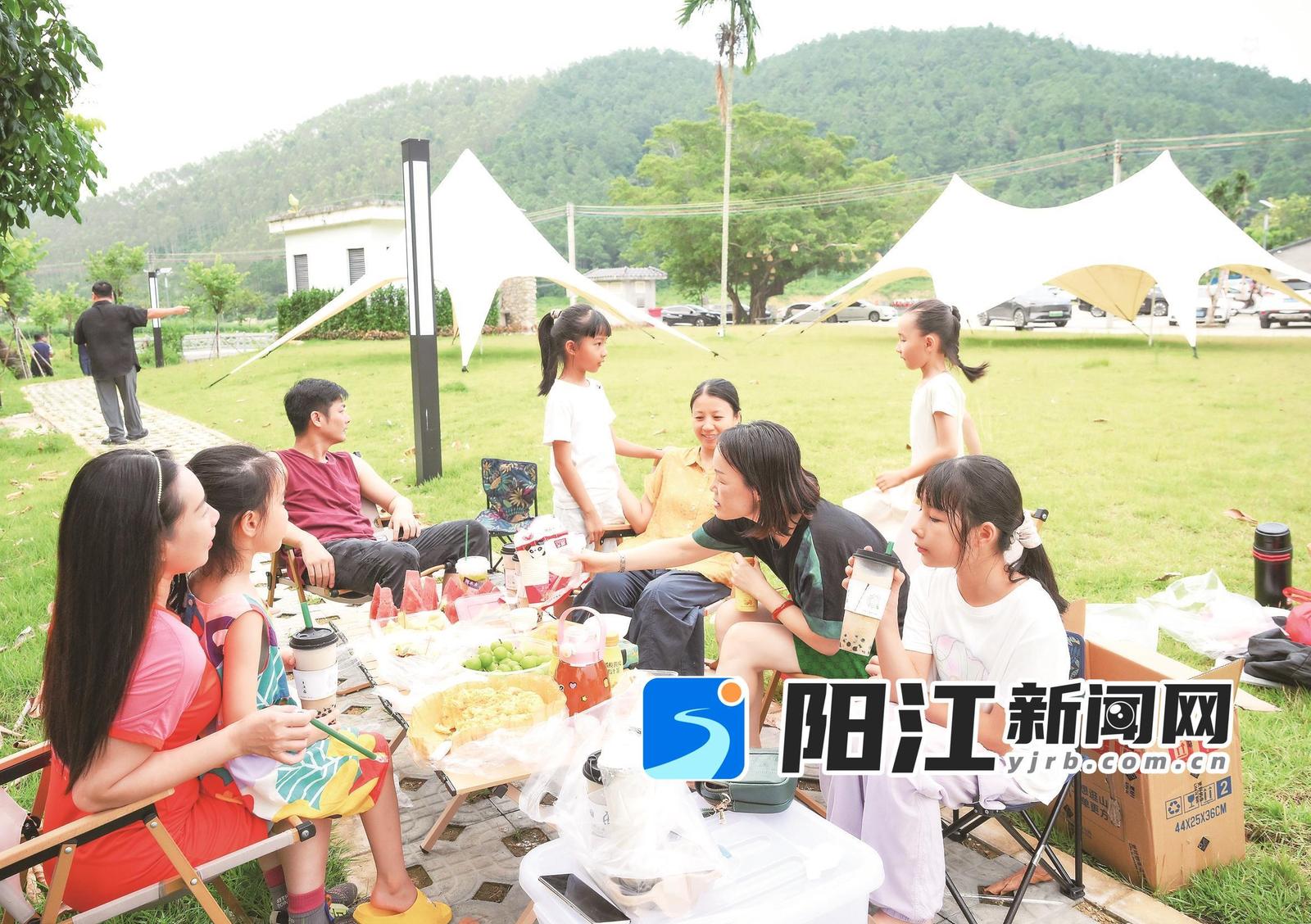 游客在栖谷·珠垌里的休闲营地享受快乐时光。梁文栋 摄