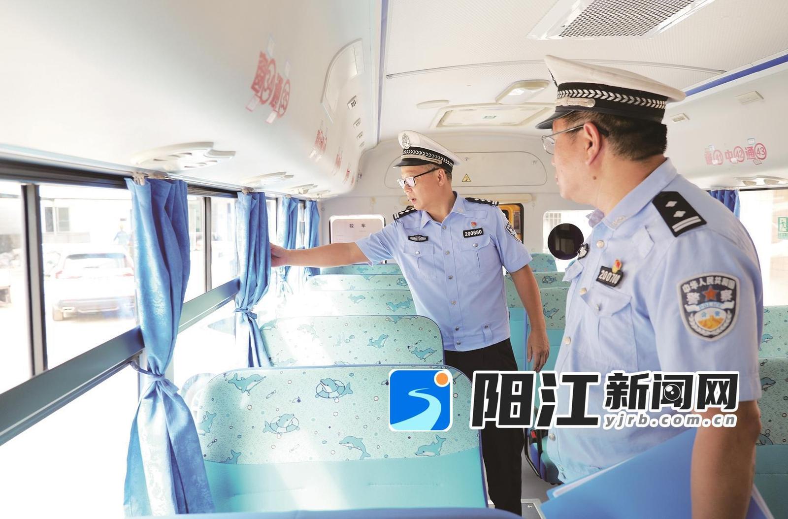 在阳江一中实验学校,民警对校车内部设施进行检查。宋福亮 摄