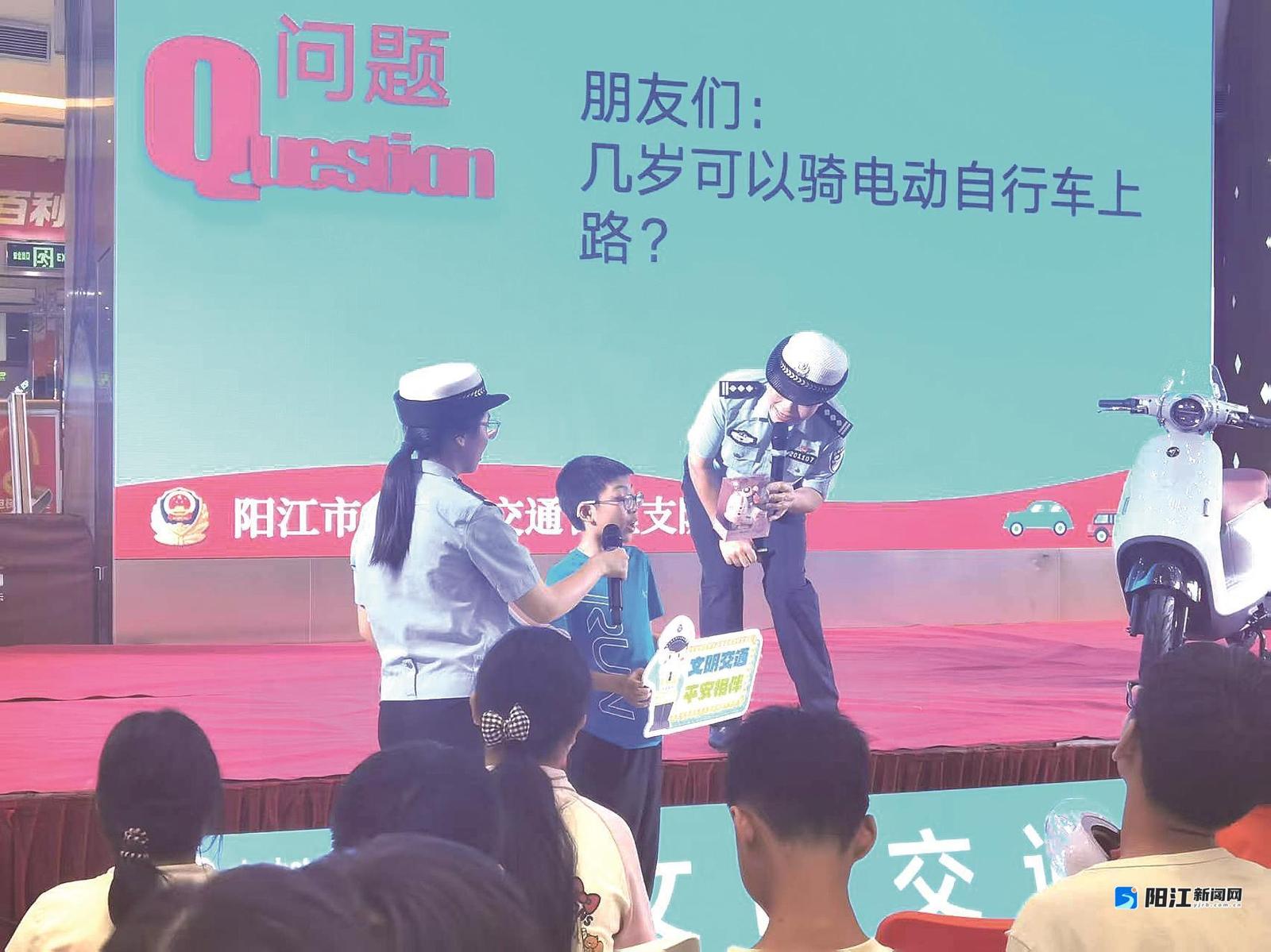 交警和小朋友开展交通安全知识问答。刘昭融 摄