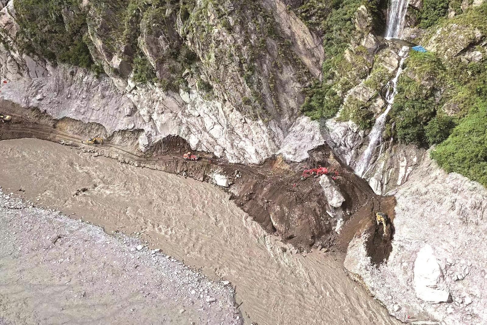 9月1日18时许,G216线受吉隆泥石流灾害冲毁的道路已抢通至距离吉隆口岸剩余700米(无人机照片)。新华社发