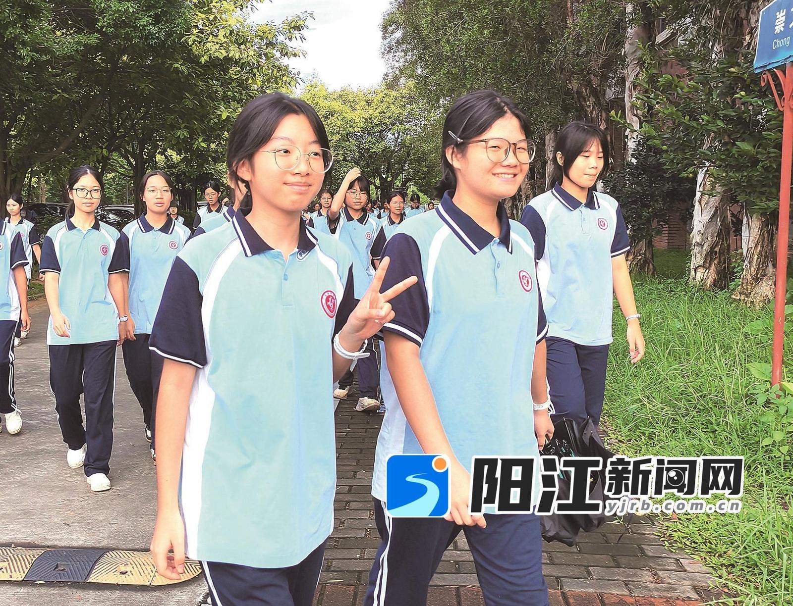广东两阳中学,高一新生穿着整齐的新校服回校。