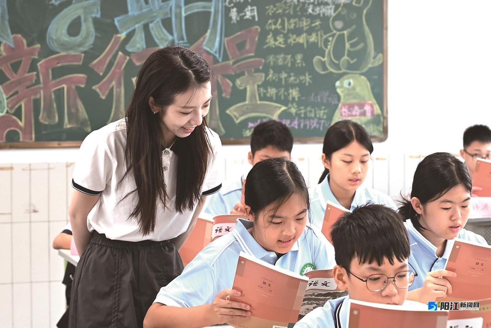 阳江一中初中部教室内,同学们捧起崭新的课本齐声诵读。