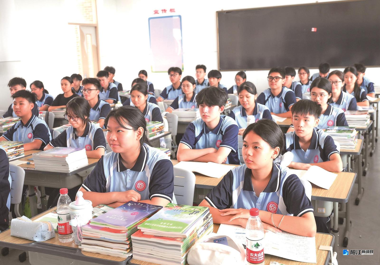 开学典礼结束后,学生们有序回到教室上课。