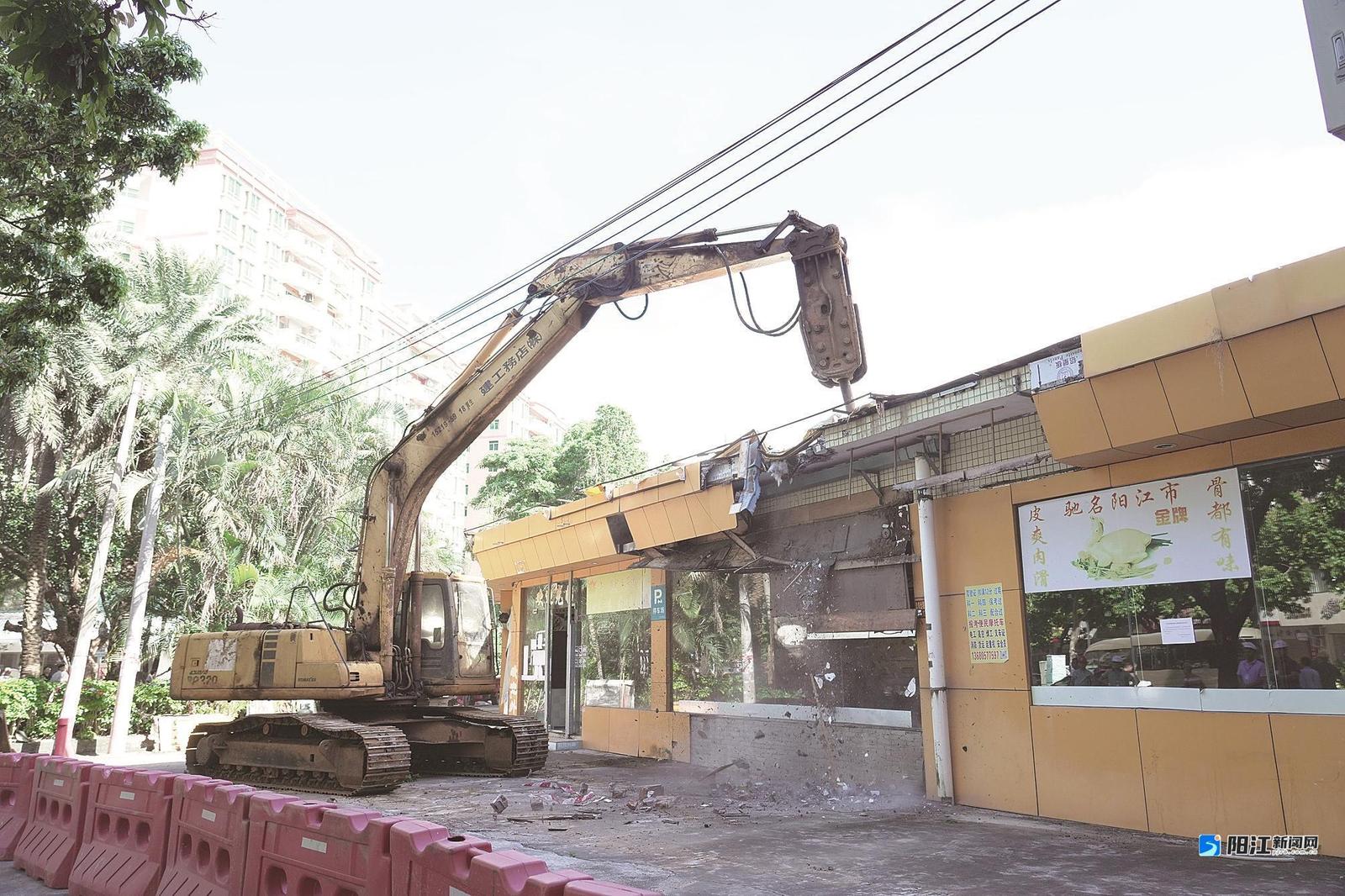 市区安宁路华侨新村路口东侧的违法建筑拆除现场。 袁荣泽 摄