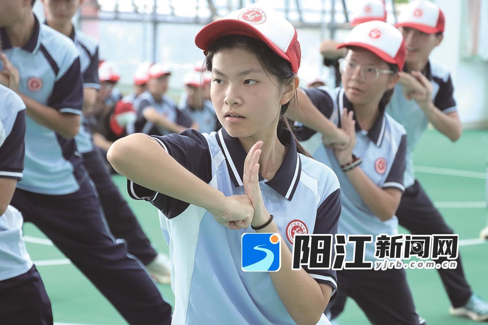 广东两阳中学新生参加军训,目光坚定。