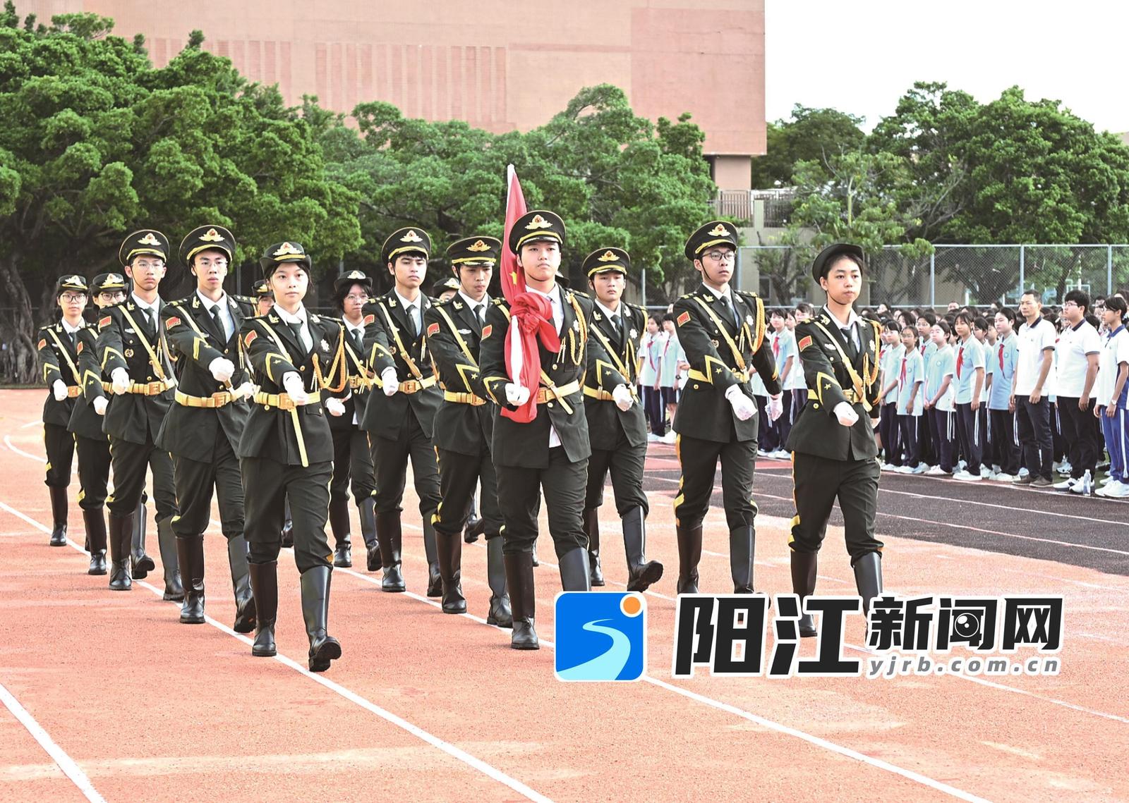 阳江一中开学典礼,学生仪仗队身着礼服出旗,英姿飒爽。