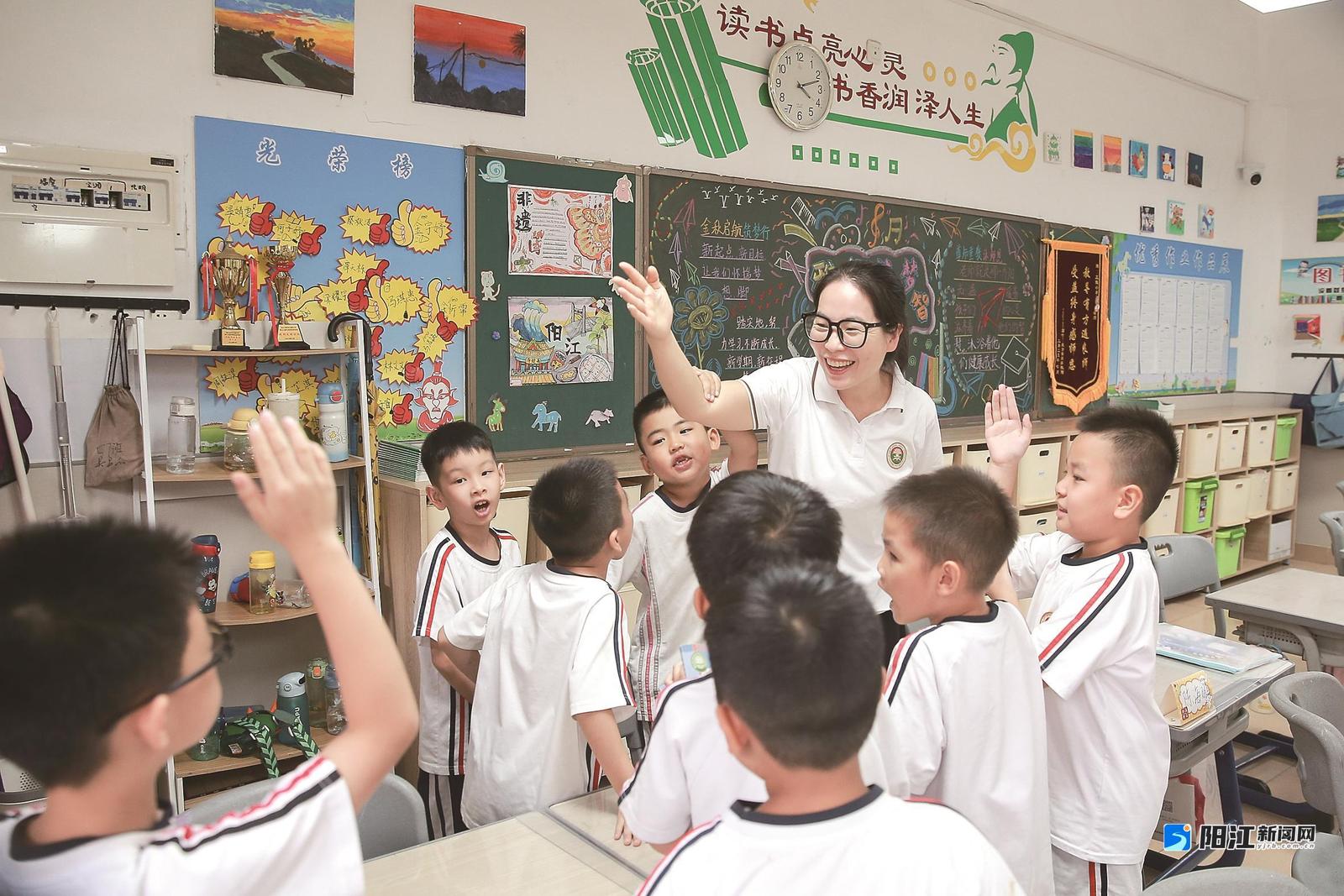 阳东正雅学校教室内,老师和学生们交流,气氛热烈。