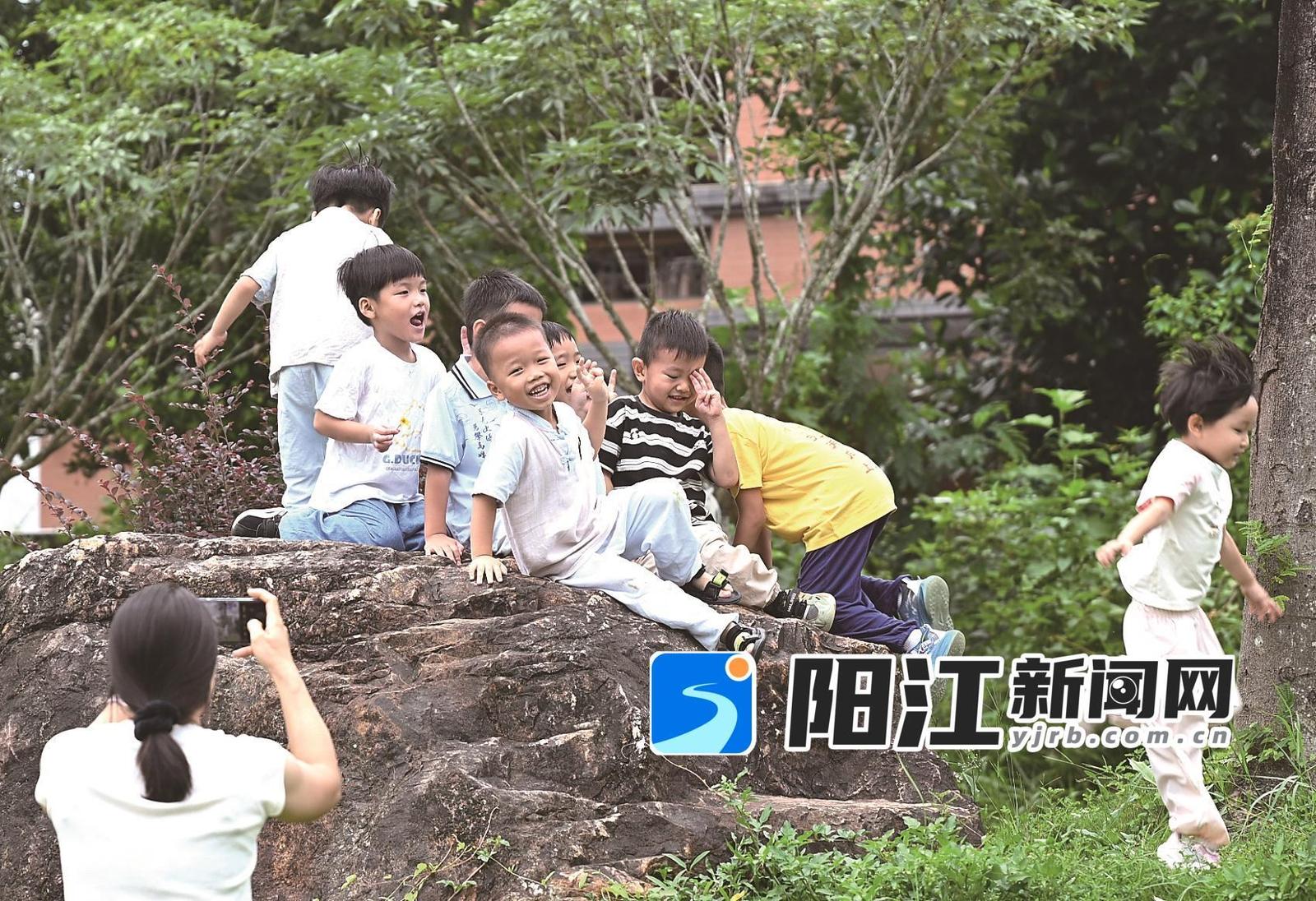 开学第二天,老师带领孩子们走进公园,记录下户外研学的欢乐瞬间。