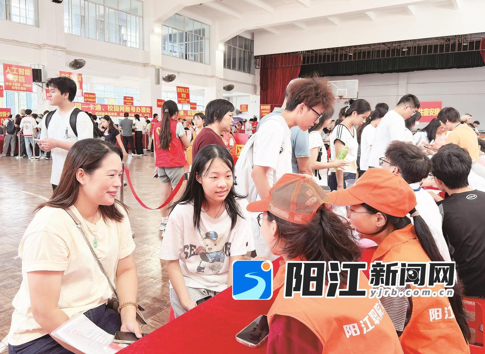 志愿者热情为学生和家长解答入学的各种手续和程序。梁文栋 摄