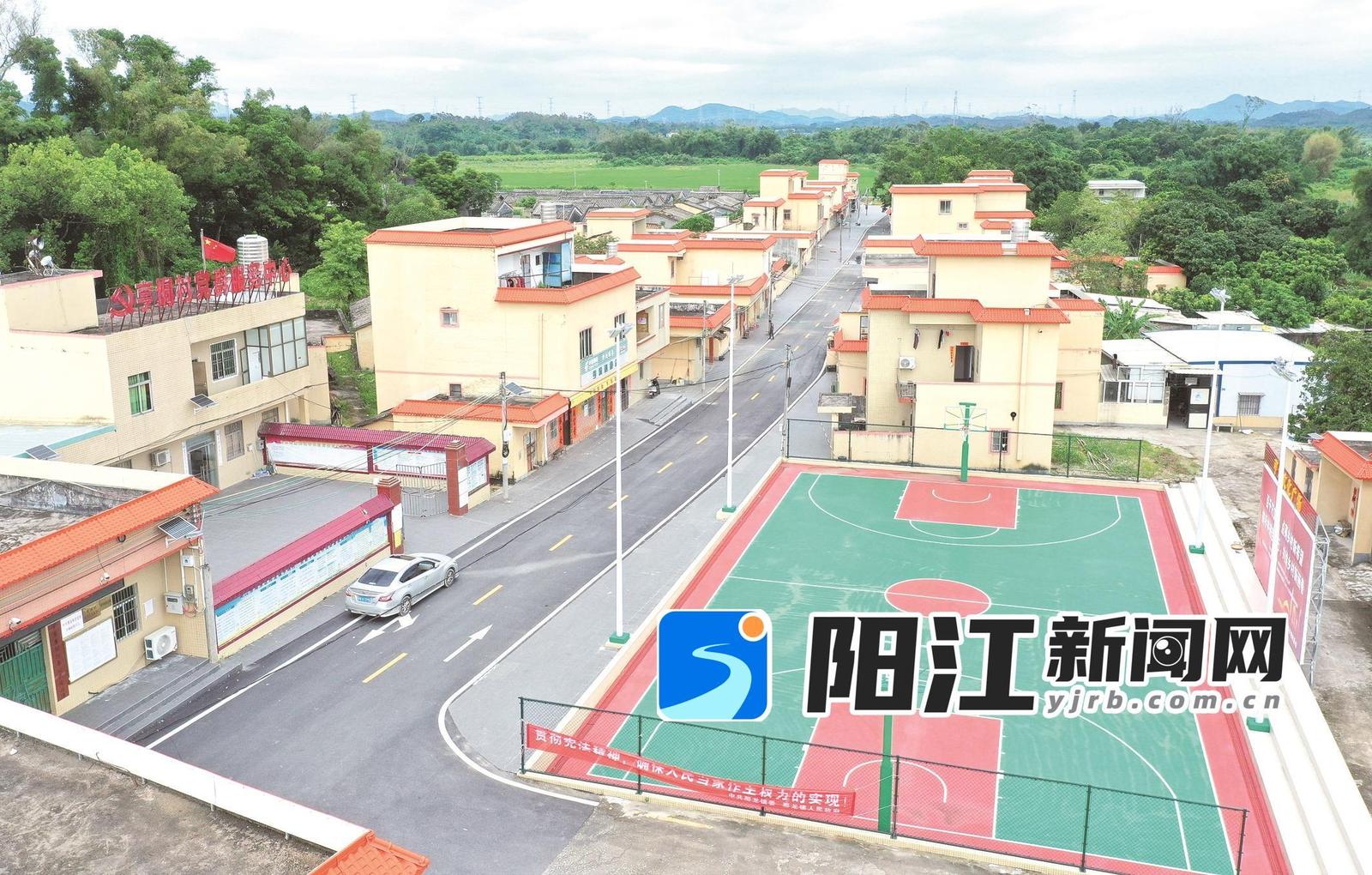 那龙镇亨垌村,崭新的沥青路与民居相得益彰。谭文强 摄