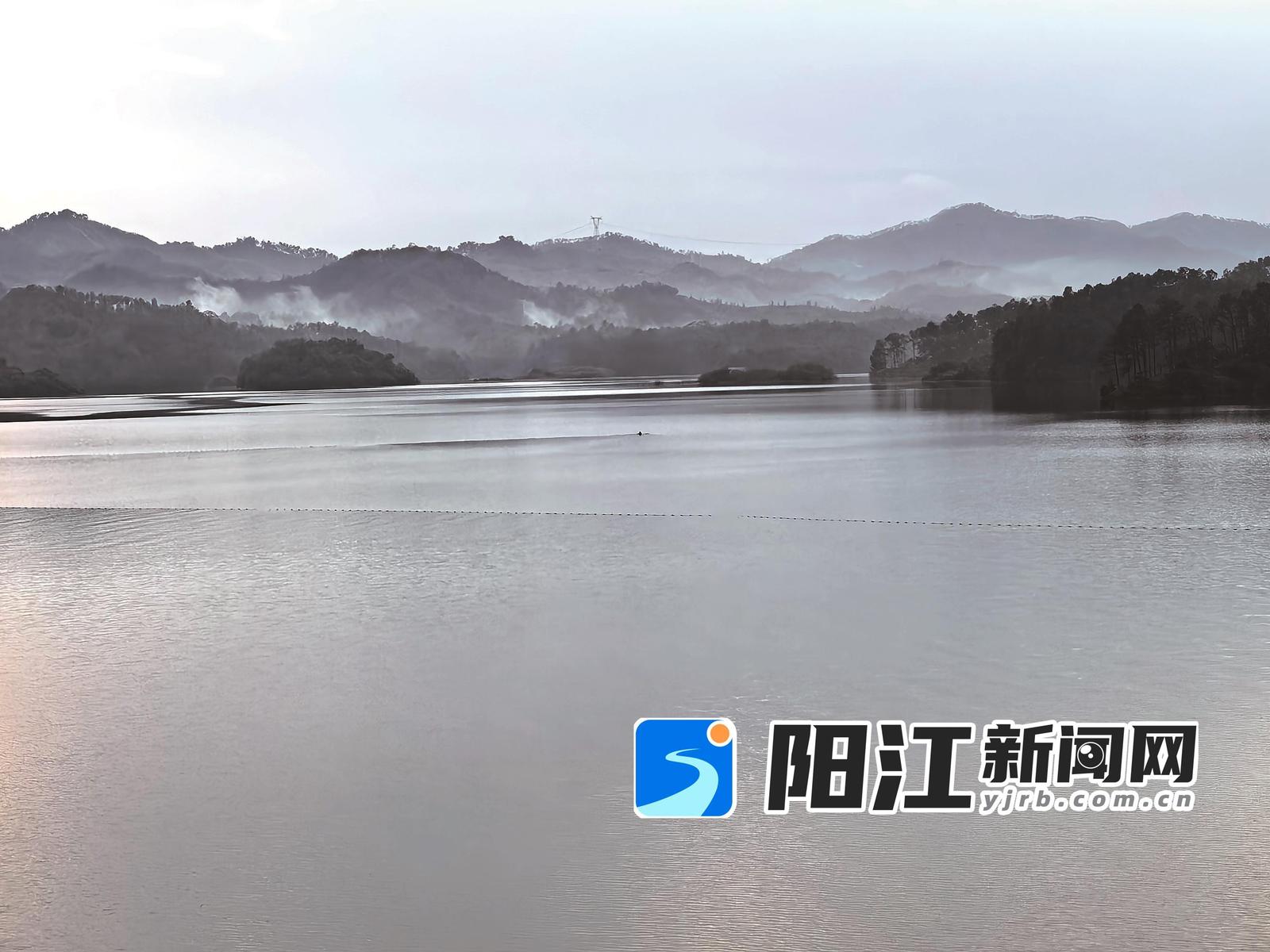 雨后日暮时分的江河水库。