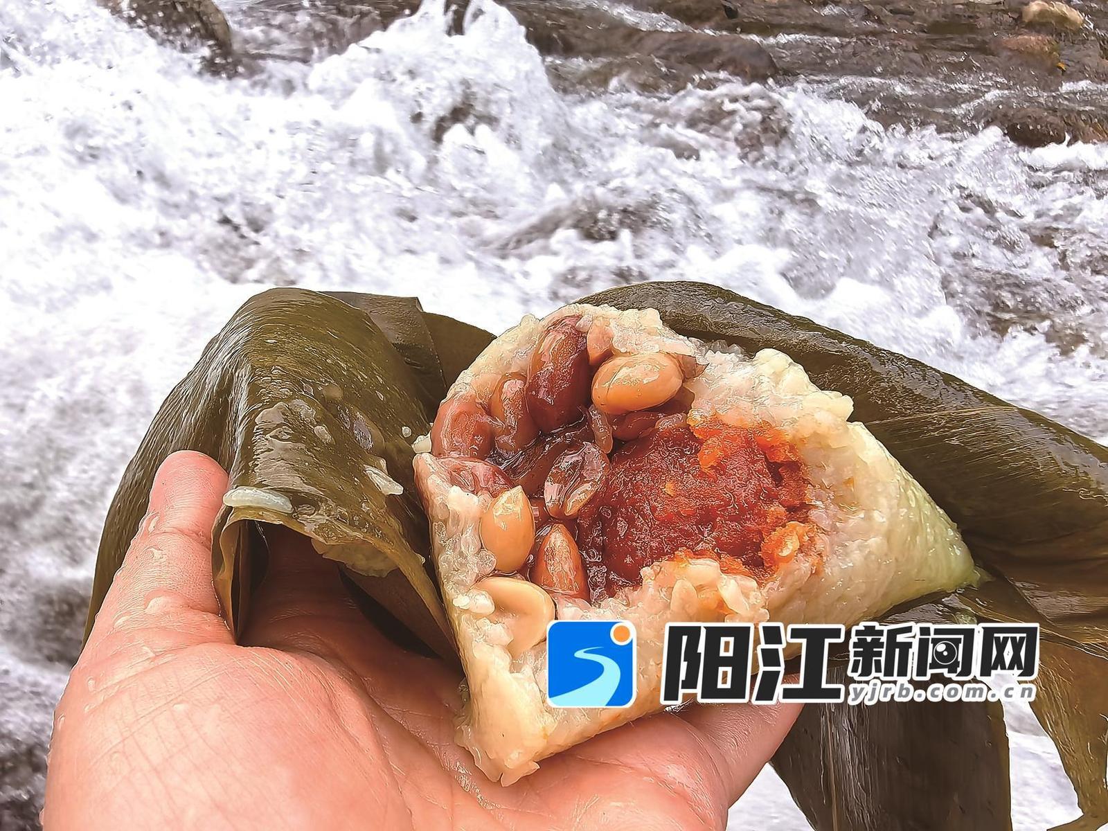 坐在雨林河上吃粽子。