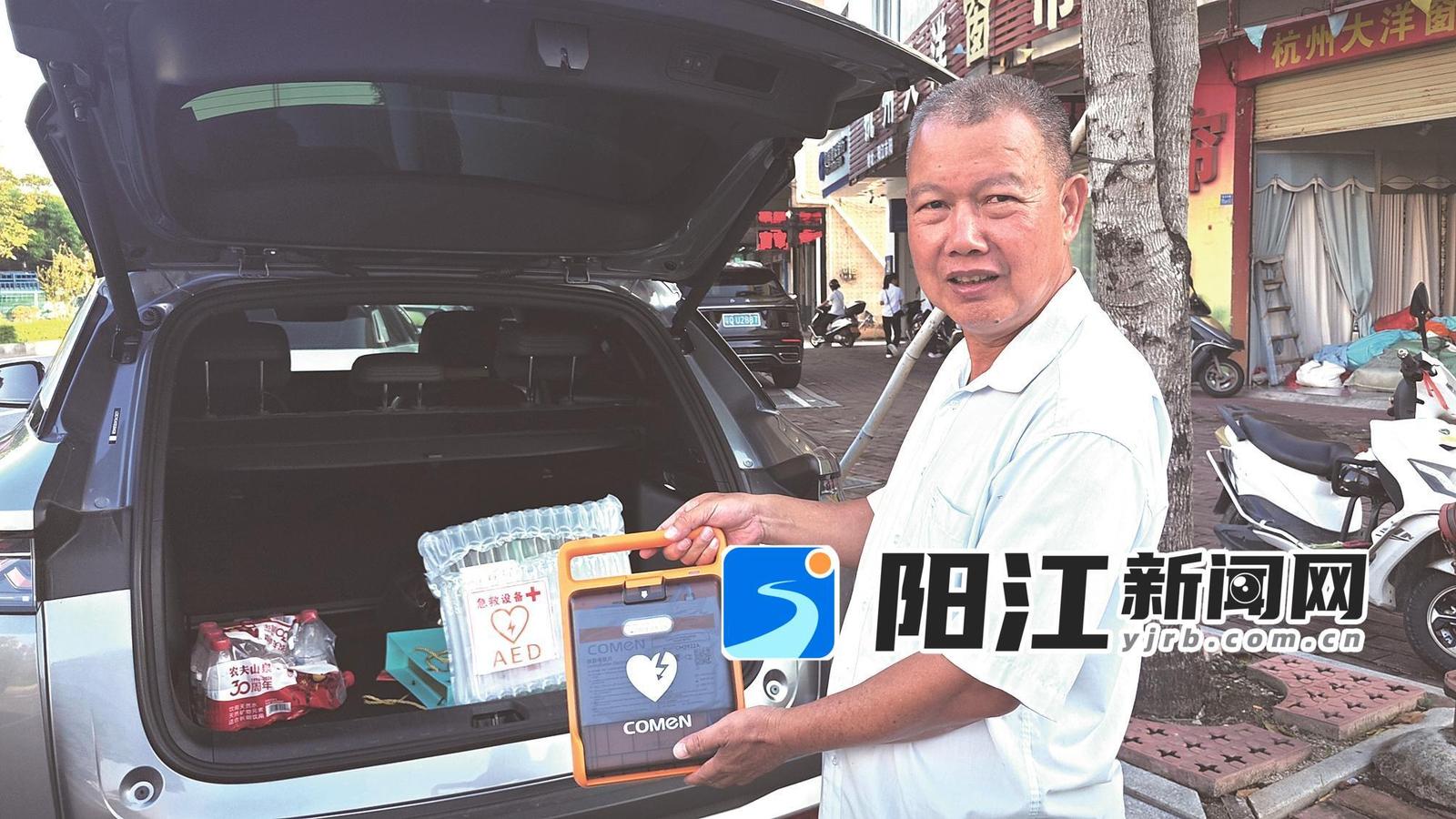 莫国强在自己车上配备一台AED。王雄基 摄
