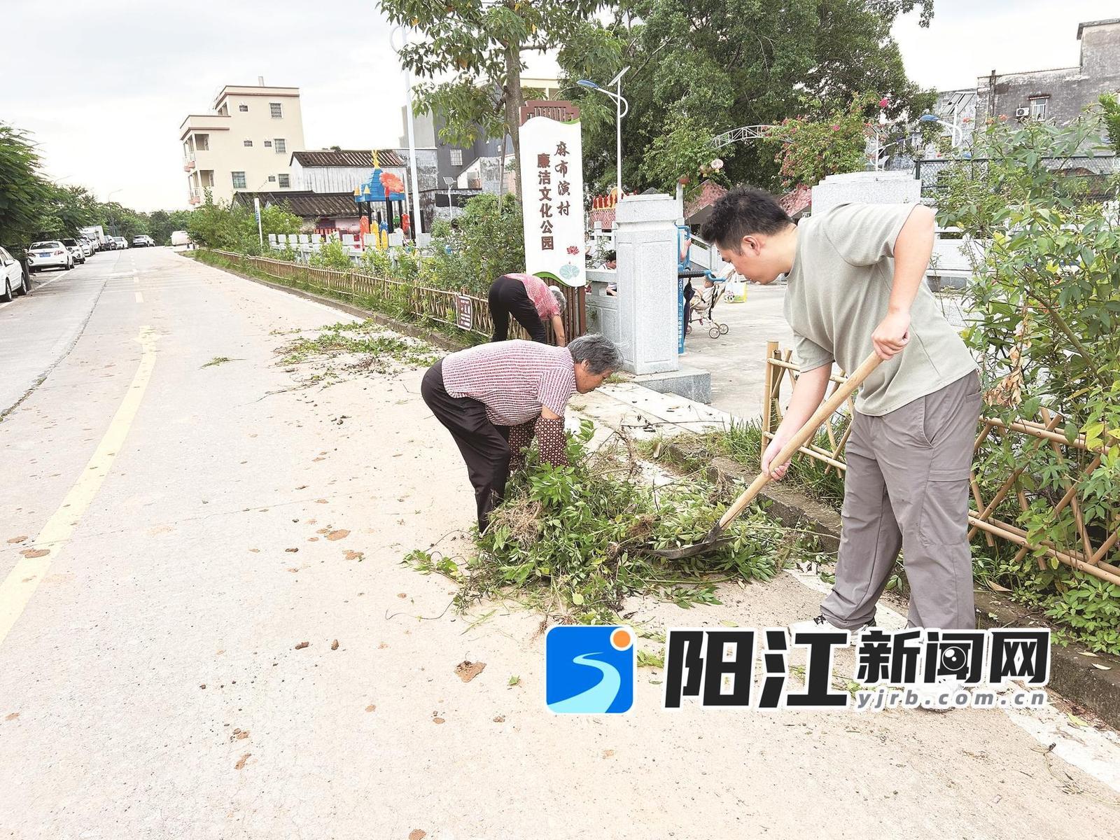 热心村民主动参与公园清理管护工作。莫兰英 摄