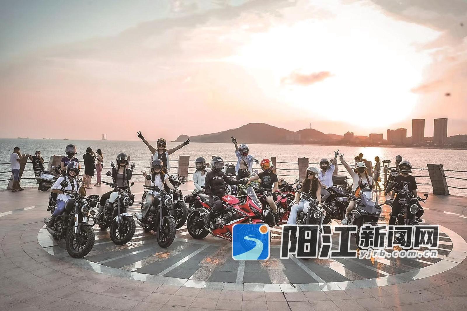 阳江女骑队在海陵岛南海放生台合影。 受访者供图