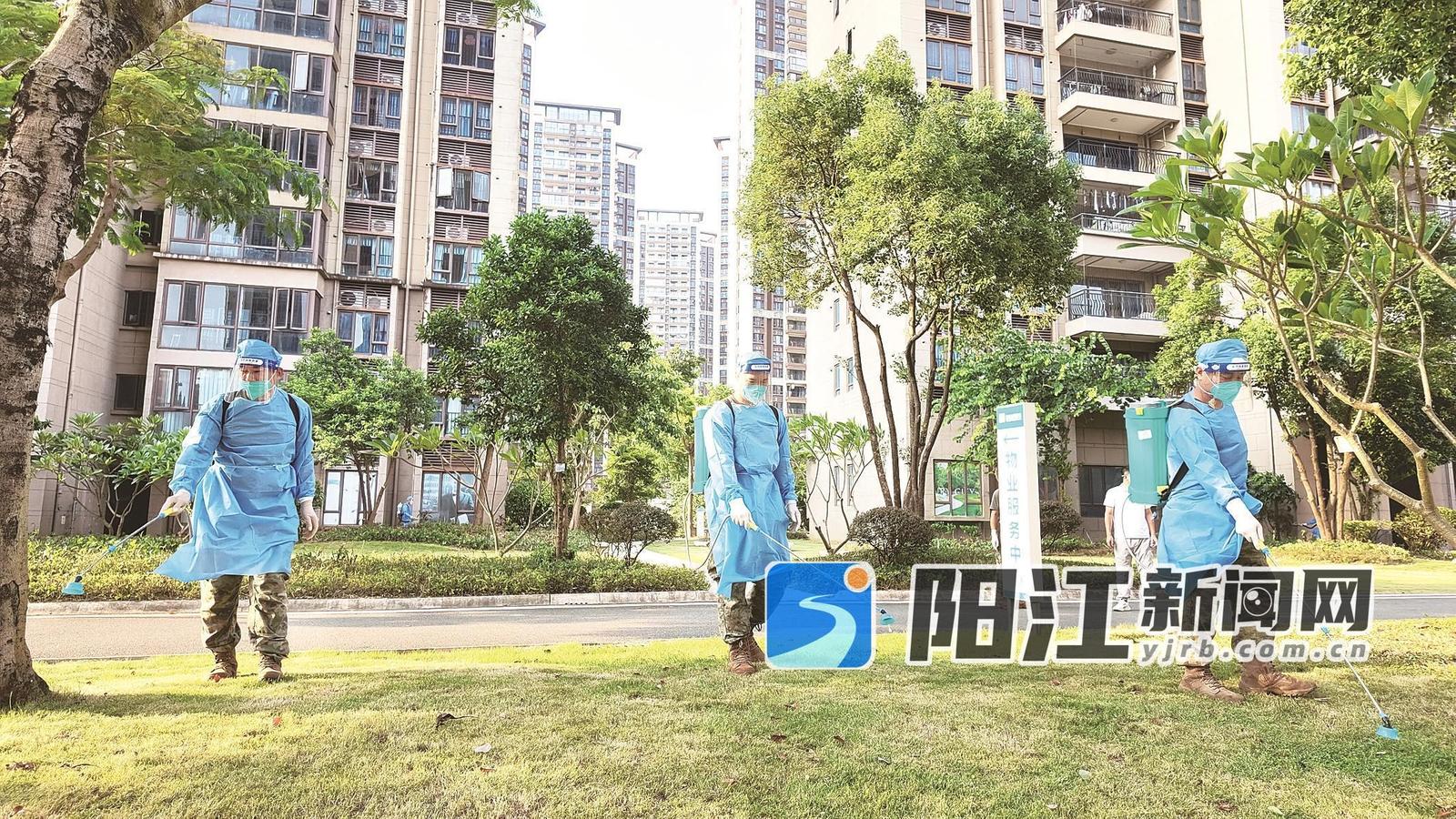 江城民兵正在西平北路某小区开展消杀工作。 盘聪颖 摄