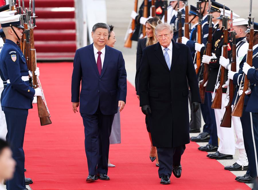 　　当地时间9月23日下午，国家主席习近平乘专机抵达华盛顿，应美国总统特朗普邀请，对美国进行国事访问。习近平和夫人彭丽媛抵达华盛顿安德鲁斯空军基地时，特朗普和夫人梅拉尼娅热情迎接。新华社记者 刘彬 摄
