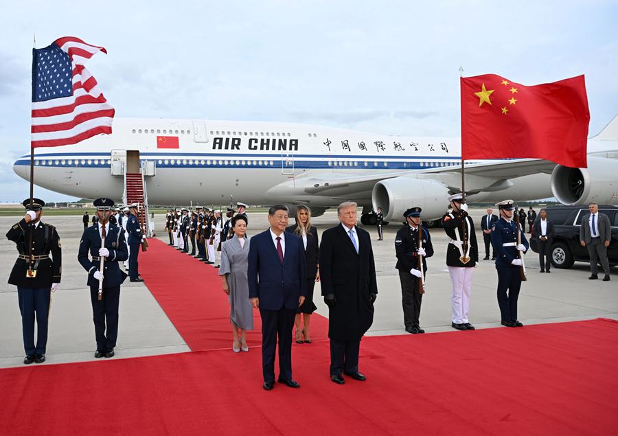 　　当地时间9月23日下午，国家主席习近平乘专机抵达华盛顿，应美国总统特朗普邀请，对美国进行国事访问。习近平和夫人彭丽媛抵达华盛顿安德鲁斯空军基地时，特朗普和夫人梅拉尼娅热情迎接。新华社记者 李响 摄
