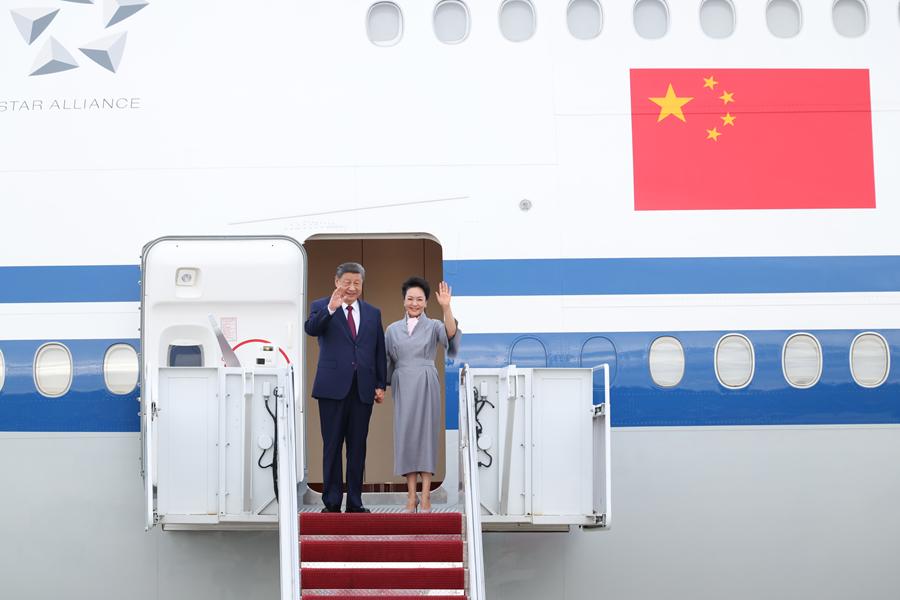 　　当地时间9月23日下午，国家主席习近平乘专机抵达华盛顿，应美国总统特朗普邀请，对美国进行国事访问。习近平和夫人彭丽媛抵达华盛顿安德鲁斯空军基地时，特朗普和夫人梅拉尼娅热情迎接。这是习近平和夫人彭丽媛步出舱门。新华社记者 刘彬 摄