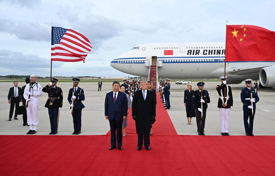 　　当地时间9月23日下午，国家主席习近平乘专机抵达华盛顿，应美国总统特朗普邀请，对美国进行国事访问。习近平和夫人彭丽媛抵达华盛顿安德鲁斯空军基地时，特朗普和夫人梅拉尼娅热情迎接。新华社记者 李响 摄