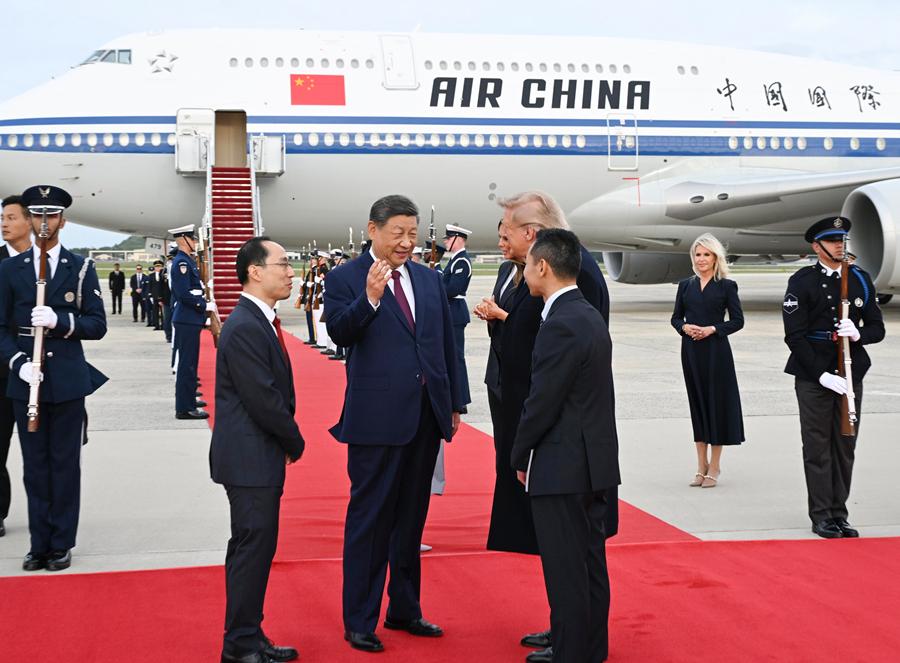 　　当地时间9月23日下午，国家主席习近平乘专机抵达华盛顿，应美国总统特朗普邀请，对美国进行国事访问。习近平和夫人彭丽媛抵达华盛顿安德鲁斯空军基地时，特朗普和夫人梅拉尼娅热情迎接。新华社记者 李响 摄