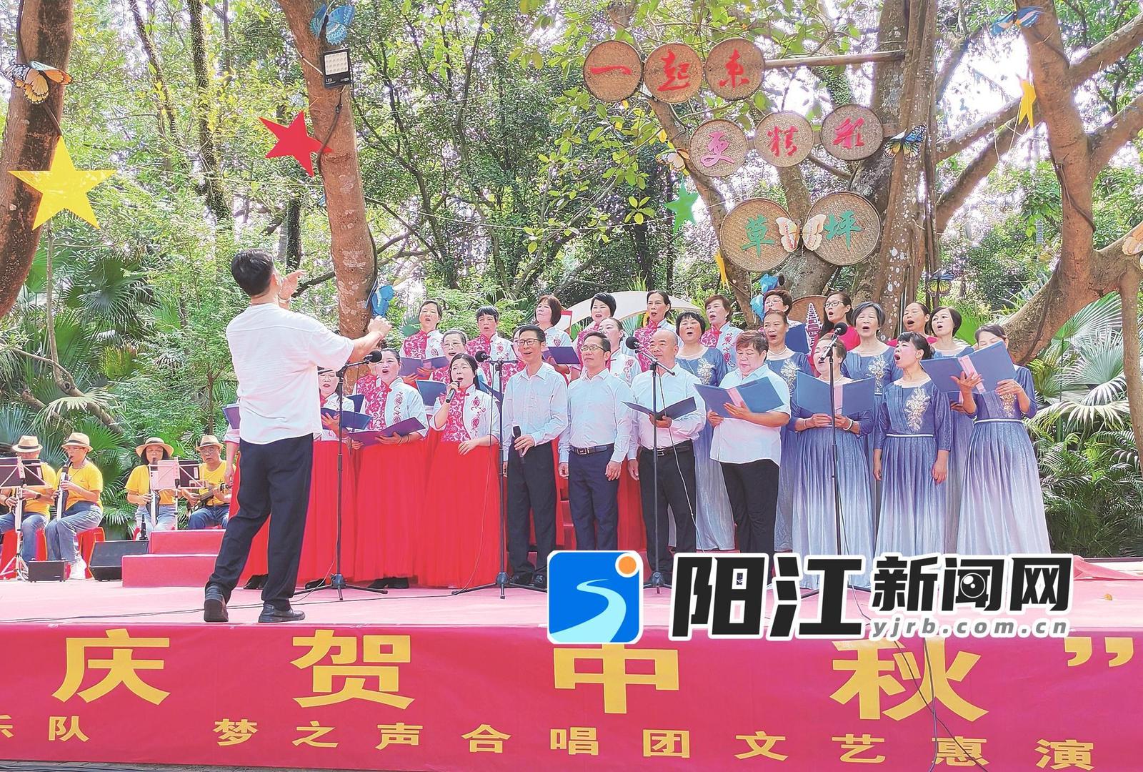 合唱节目《十五的月亮》。 谭文强 摄