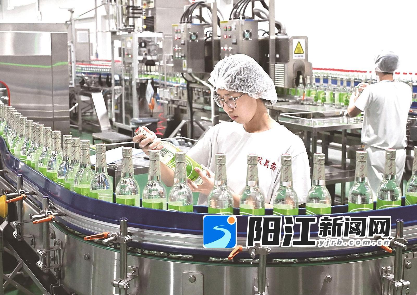 工人在生产车间流水线上检查瓶装产品。陈建华 摄