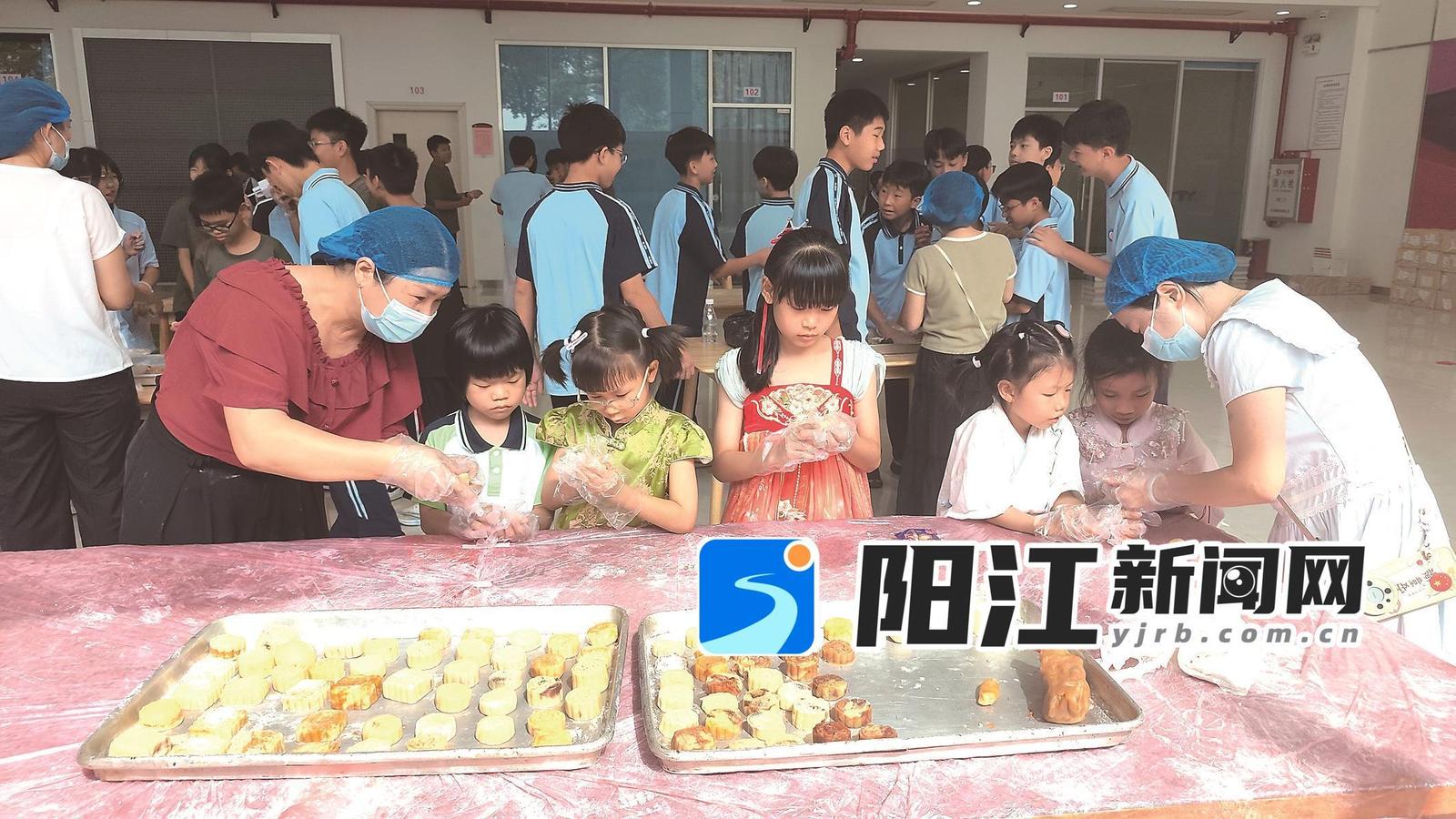 阳江市博雅实验学校开展月饼制作体验活动。王勇明 摄