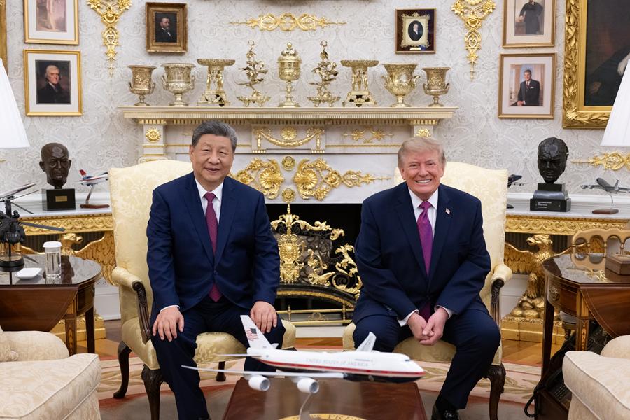 　　△当地时间9月24日上午，美国总统特朗普在白宫举行隆重仪式，热烈欢迎中国国家主席习近平对美国进行国事访问。欢迎仪式结束后，两国元首夫妇移步白宫椭圆形办公室，进行亲切友好的交流。