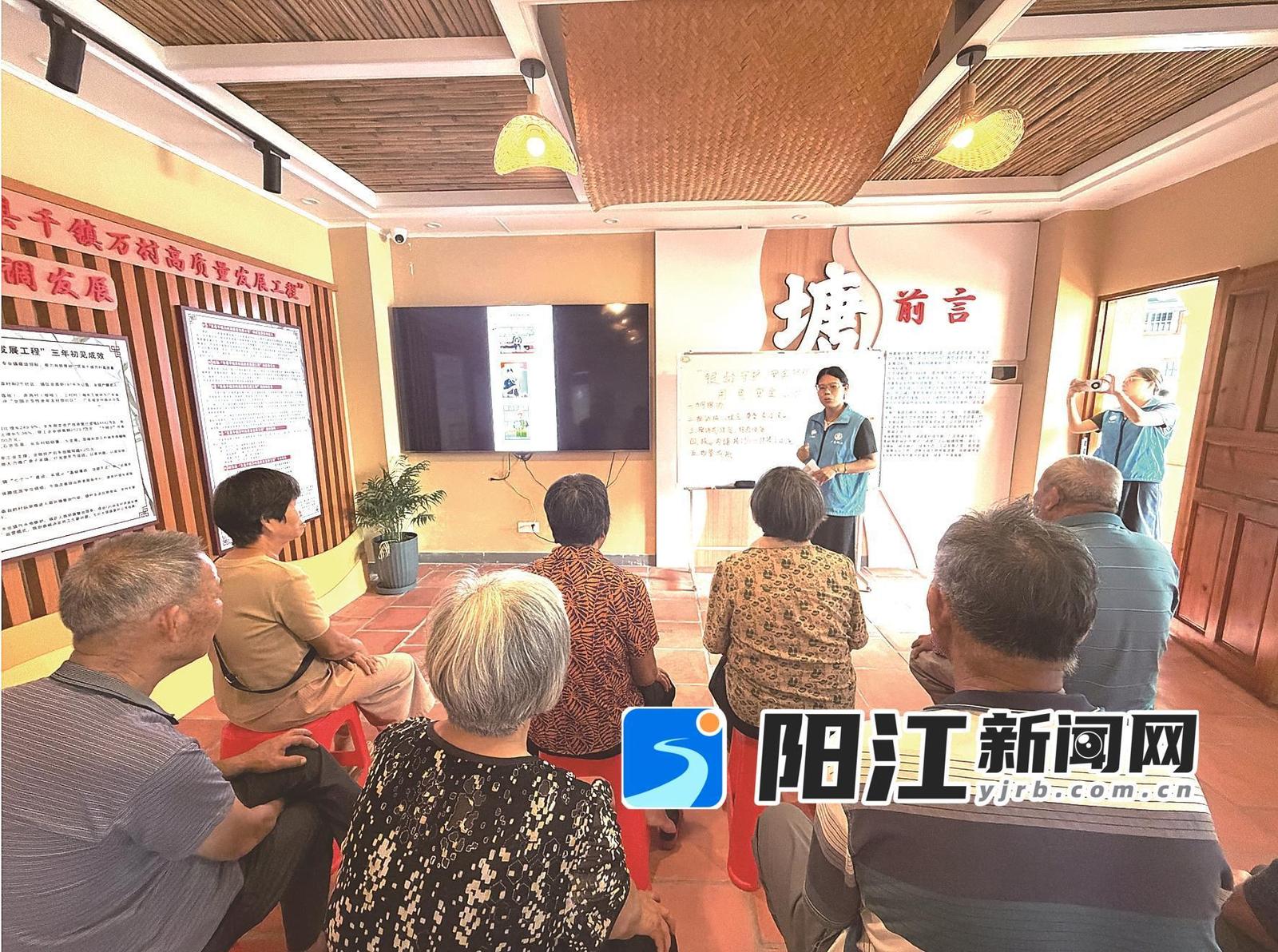 在塘坪镇,社工正在给老年志愿队宣讲安全用电知识。曾宪雯 摄